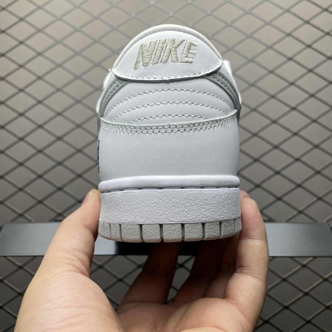 图片[2]-M版纯原 Supreme x NK Dunk Low SUP 联名款 低帮休闲滑板鞋 HQ8487-100 国内DUNK大系列领域T0品质专业出品 原厂材料打造 原厂竖纹包装纸 鞋盒钢印可区别市面版本 平台外贸充Z 高端零售专供品质 尺码：40 40.5 41 42 42.5 43 44 44.5 45 46 47.5-选品中心