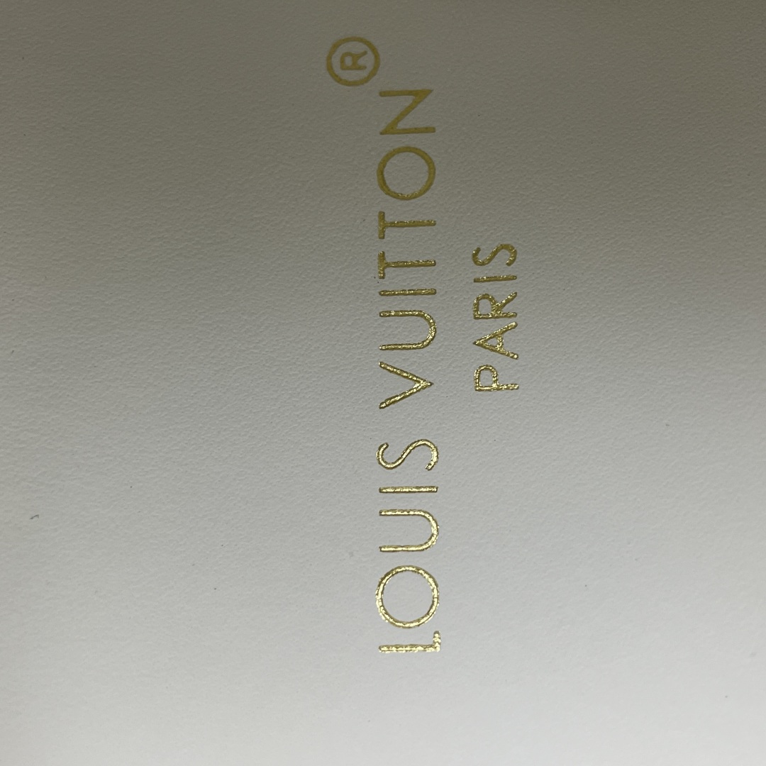 图片[9]-Louis Vuitton LV 路易威登 Beverly Hills 低帮休闲板鞋 海淘代购同渠道品质 高端零售 外贸充正专供 原版购入开发 ZP级全套包装 完美楦型 正确卡色 大底TPU 质感媲美原版 细节与原版一致 请注意区分市面通货材 尺码：38 39 40 41 42 43 44 45 46-选品中心
