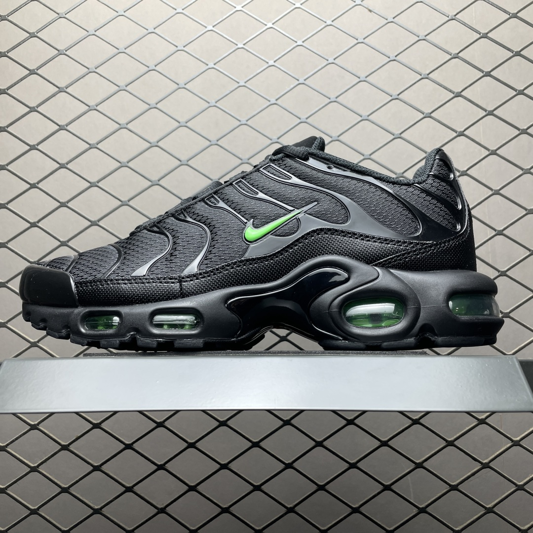 PB版 NK Air Max Plus TN 复古气垫跑鞋 DM0032-024 大厂出品 多道QC标准品控质检 整体配色采用撞色妆点 鞋面网眼布和皮革材质打造 中底搭载 Air Max 科技 保证了日常穿着的缓震性！鞋垫处和鞋后跟印有 TN 字样 彰显鞋款身份 尺码：36 36.5 37.5 38 38.5 39 40 40.5 41 42 42.5 43 44 44.5 45 46-选品中心