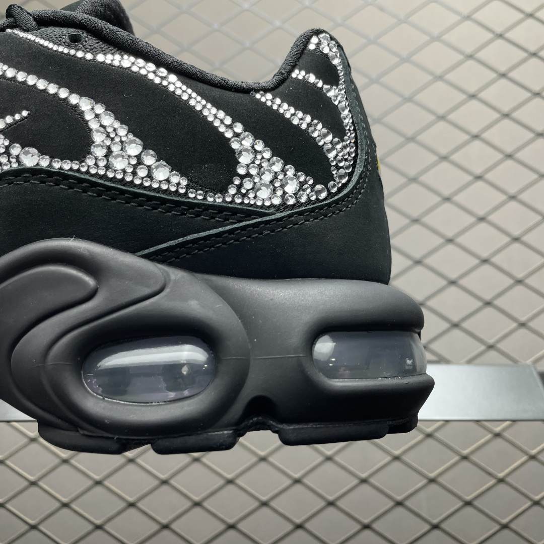 图片[4]-PB版 NK Air Max Plus TN 复古气垫跑鞋 FZ4237-001 大厂出品 多道QC标准品控质检 整体配色采用撞色妆点 鞋面网眼布和皮革材质打造 中底搭载 Air Max 科技 保证了日常穿着的缓震性！鞋垫处和鞋后跟印有 TN 字样 彰显鞋款身份 尺码：36 36.5 37.5 38 38.5 39 40 40.5 41 42 42.5 43 44 44.5 45 46-选品中心