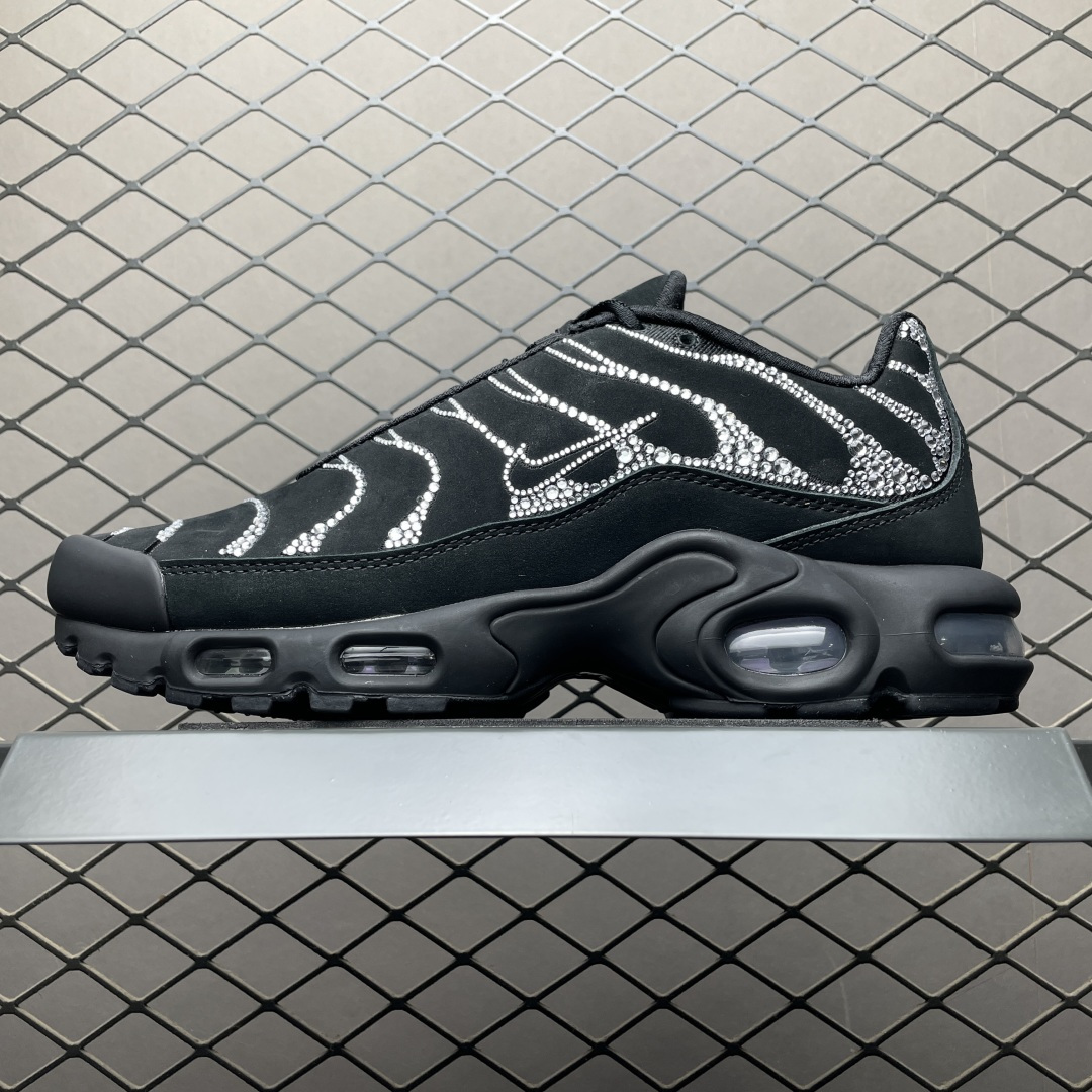 PB版 NK Air Max Plus TN 复古气垫跑鞋 FZ4237-001 大厂出品 多道QC标准品控质检 整体配色采用撞色妆点 鞋面网眼布和皮革材质打造 中底搭载 Air Max 科技 保证了日常穿着的缓震性！鞋垫处和鞋后跟印有 TN 字样 彰显鞋款身份 尺码：36 36.5 37.5 38 38.5 39 40 40.5 41 42 42.5 43 44 44.5 45 46-选品中心