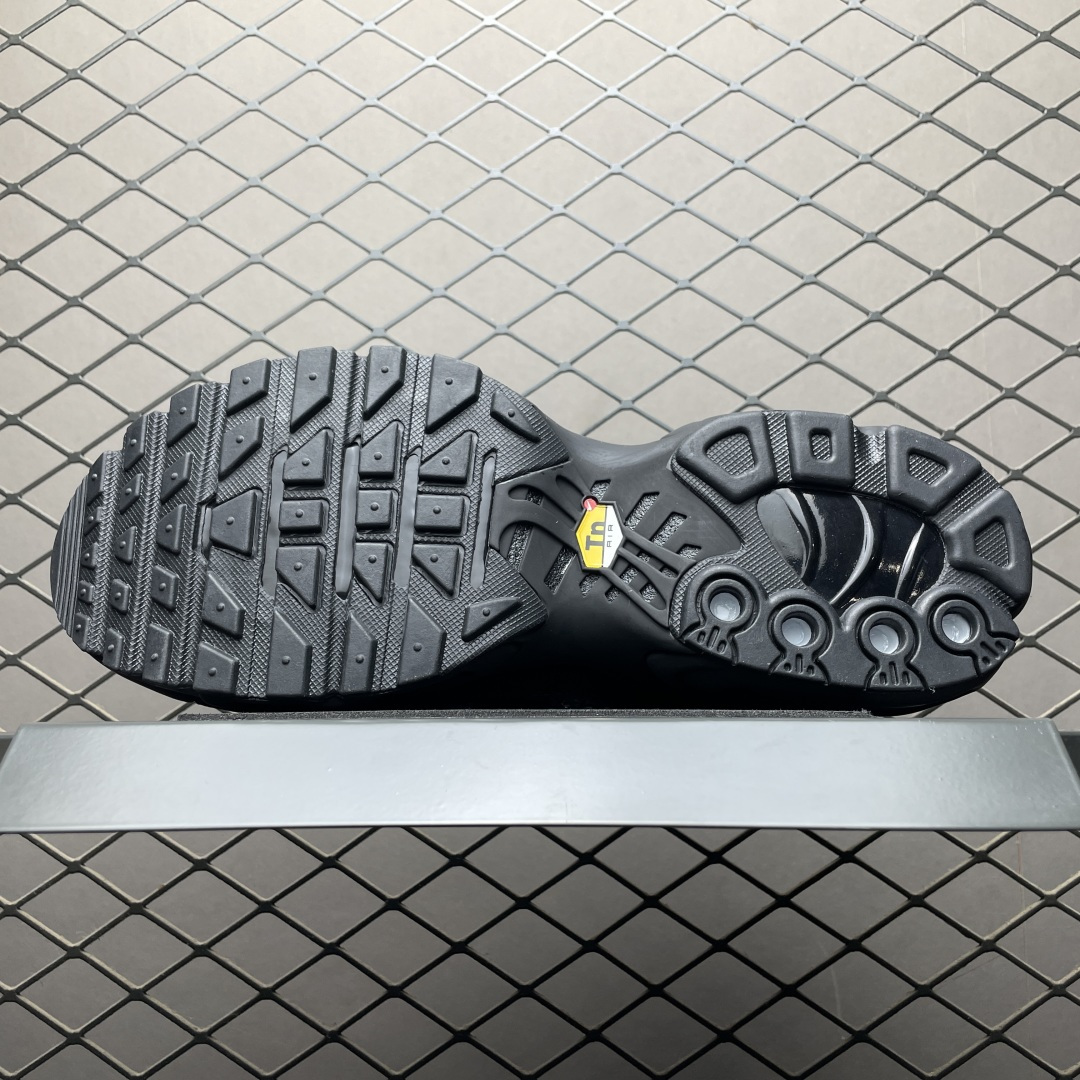 图片[5]-PB版 NK Air Max Plus TN 复古气垫跑鞋 FZ4237-001 大厂出品 多道QC标准品控质检 整体配色采用撞色妆点 鞋面网眼布和皮革材质打造 中底搭载 Air Max 科技 保证了日常穿着的缓震性！鞋垫处和鞋后跟印有 TN 字样 彰显鞋款身份 尺码：36 36.5 37.5 38 38.5 39 40 40.5 41 42 42.5 43 44 44.5 45 46-选品中心