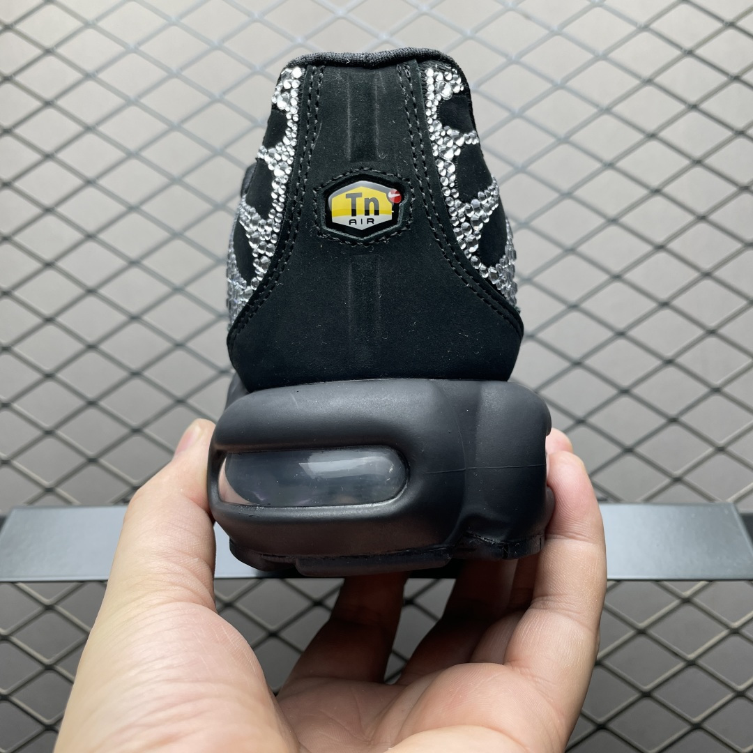 图片[2]-PB版 NK Air Max Plus TN 复古气垫跑鞋 FZ4237-001 大厂出品 多道QC标准品控质检 整体配色采用撞色妆点 鞋面网眼布和皮革材质打造 中底搭载 Air Max 科技 保证了日常穿着的缓震性！鞋垫处和鞋后跟印有 TN 字样 彰显鞋款身份 尺码：36 36.5 37.5 38 38.5 39 40 40.5 41 42 42.5 43 44 44.5 45 46-选品中心