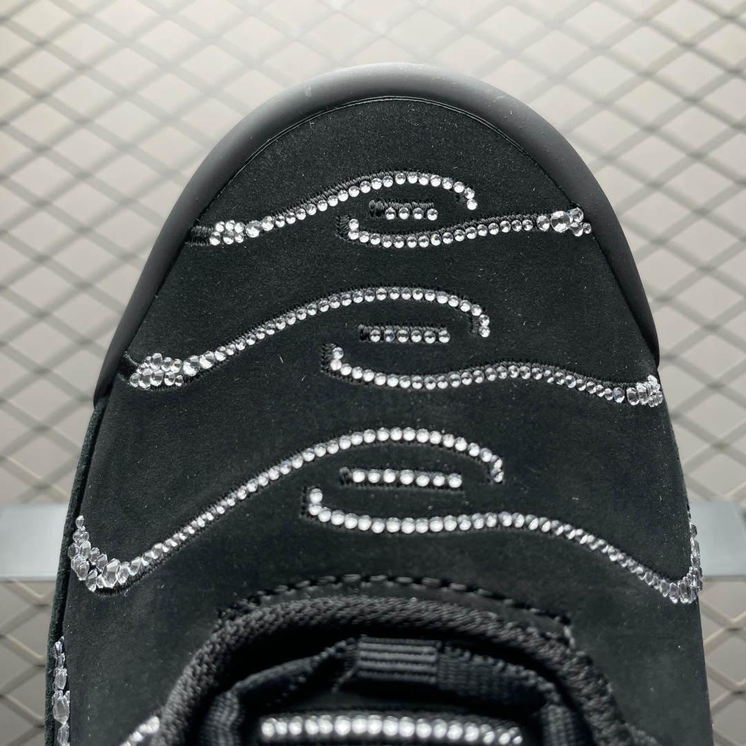 图片[7]-PB版 NK Air Max Plus TN 复古气垫跑鞋 FZ4237-001 大厂出品 多道QC标准品控质检 整体配色采用撞色妆点 鞋面网眼布和皮革材质打造 中底搭载 Air Max 科技 保证了日常穿着的缓震性！鞋垫处和鞋后跟印有 TN 字样 彰显鞋款身份 尺码：36 36.5 37.5 38 38.5 39 40 40.5 41 42 42.5 43 44 44.5 45 46-选品中心