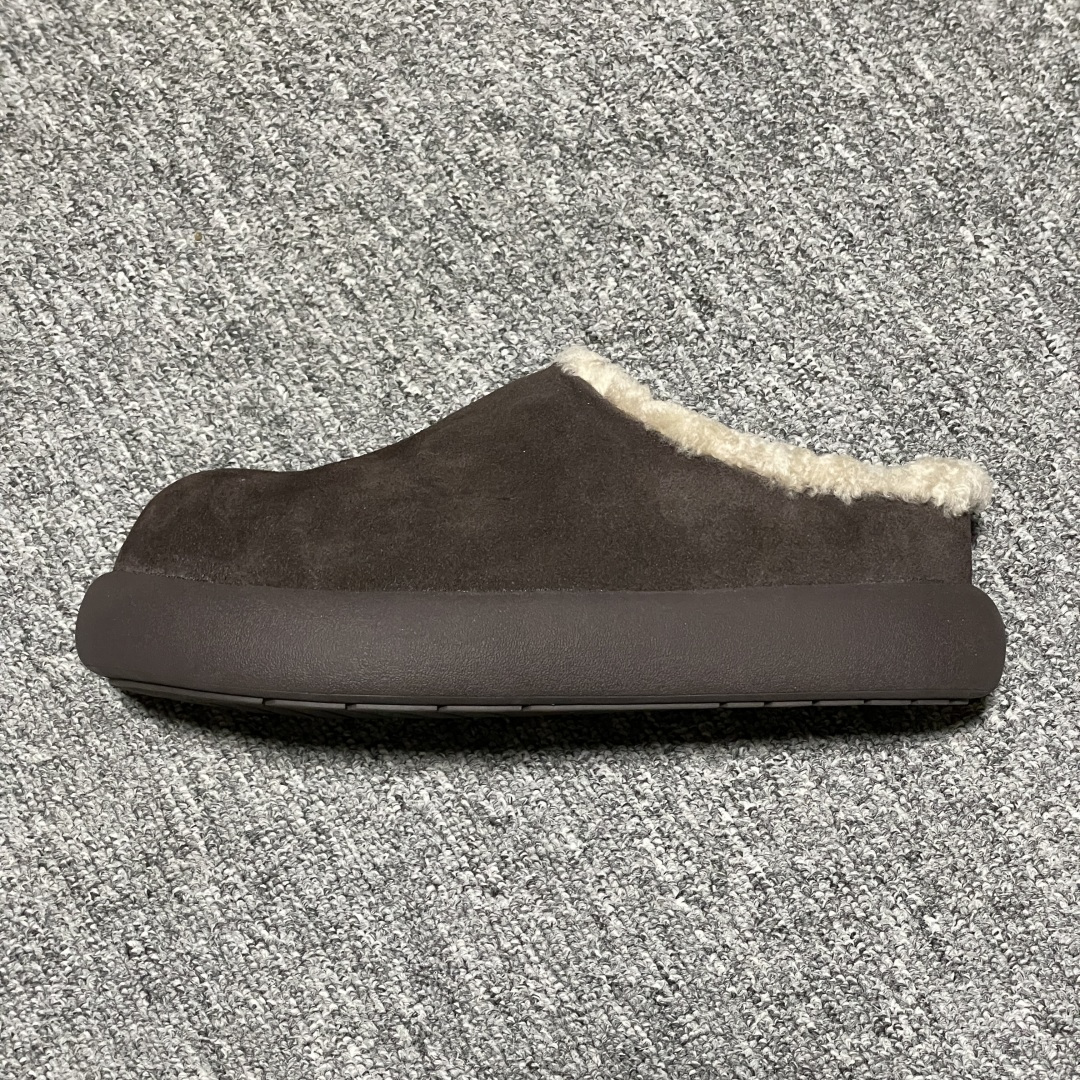 图片[2]-网红爆款 平台外贸专供 UGG 厚底雪地面包鞋穆勒鞋半拖鞋 小土豆 1116088 外贸平台充Z 高端零售专供品质 十年品牌制鞋代工厂生产线出品 注重每一处细节 隆丰A级真羊皮毛一体 完全遵循ZP工艺流程打造 尺码：35 36 37 38 39 40-选品中心