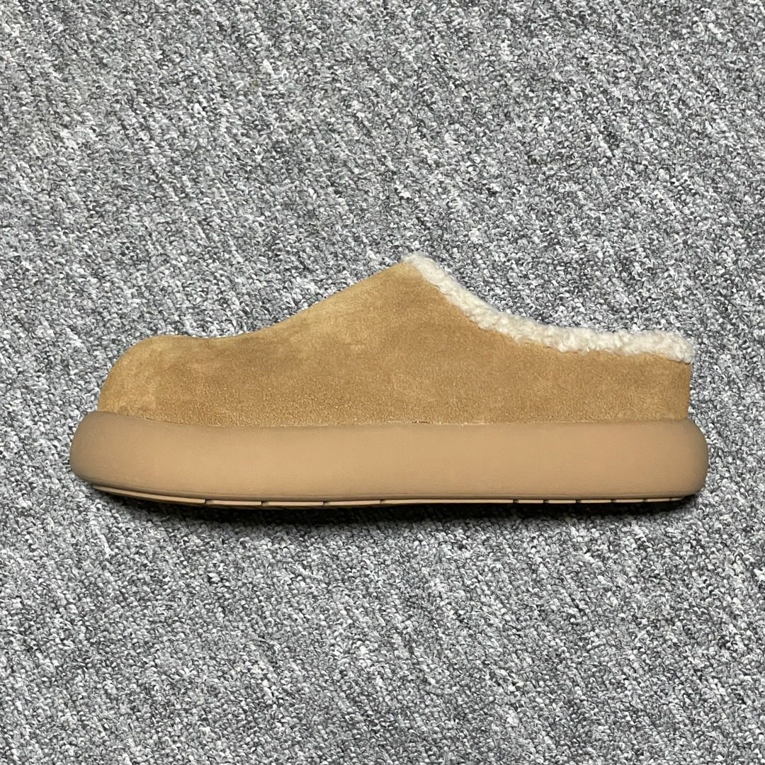 图片[2]-网红爆款 平台外贸专供 UGG 厚底雪地面包鞋穆勒鞋半拖鞋 小土豆 1116088 外贸平台充Z 高端零售专供品质 十年品牌制鞋代工厂生产线出品 注重每一处细节 隆丰A级真羊皮毛一体 完全遵循ZP工艺流程打造 尺码：35 36 37 38 39 40-选品中心