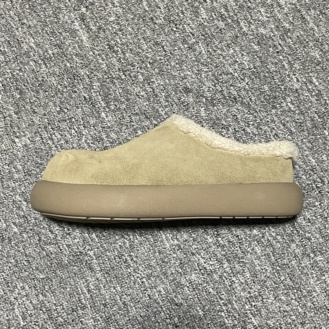 图片[2]-网红爆款 平台外贸专供 UGG 厚底雪地面包鞋穆勒鞋半拖鞋 小土豆 1116088 外贸平台充Z 高端零售专供品质 十年品牌制鞋代工厂生产线出品 注重每一处细节 隆丰A级真羊皮毛一体 完全遵循ZP工艺流程打造 尺码：35 36 37 38 39 40-选品中心