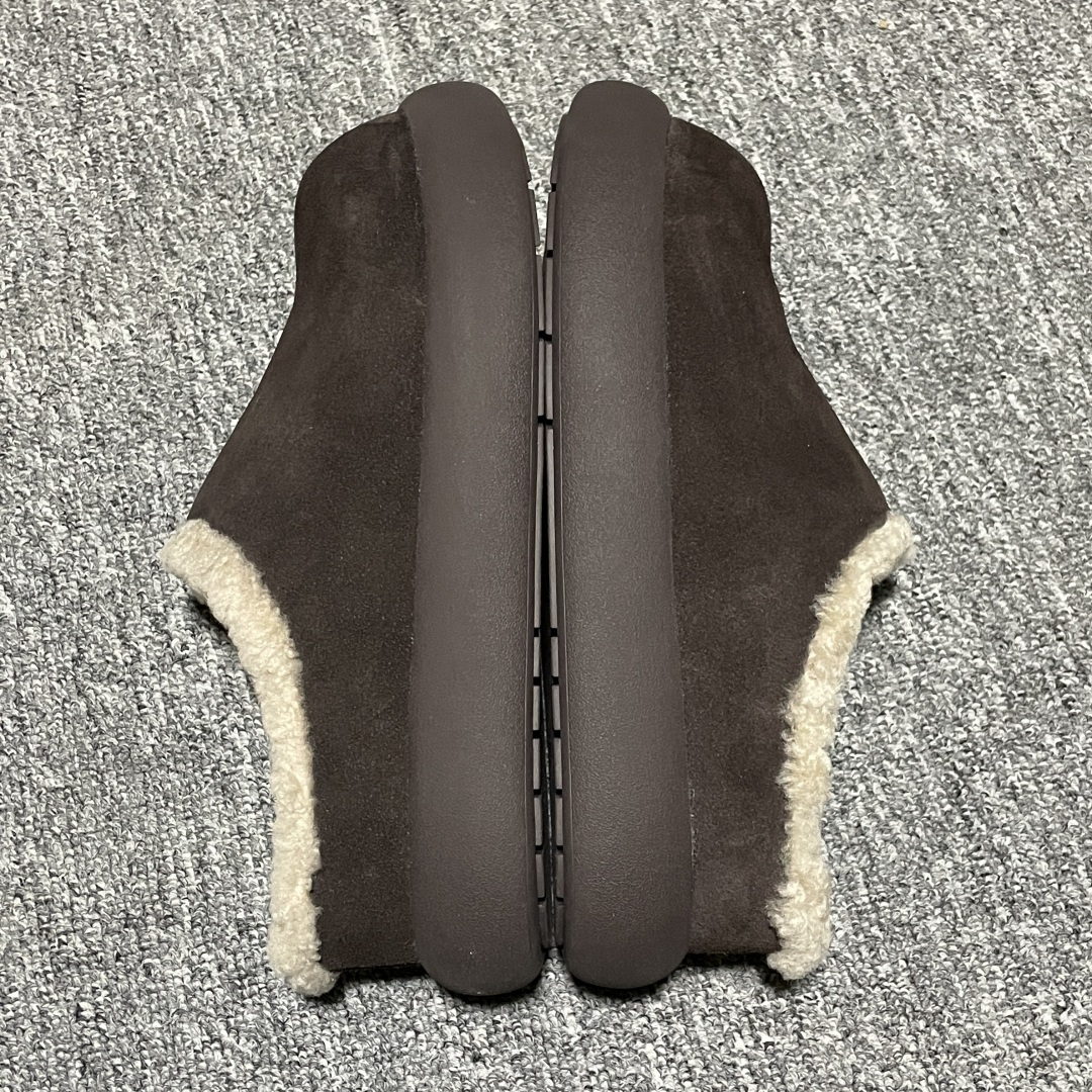 图片[5]-网红爆款 平台外贸专供 UGG 厚底雪地面包鞋穆勒鞋半拖鞋 小土豆 1116088 外贸平台充Z 高端零售专供品质 十年品牌制鞋代工厂生产线出品 注重每一处细节 隆丰A级真羊皮毛一体 完全遵循ZP工艺流程打造 尺码：35 36 37 38 39 40-选品中心