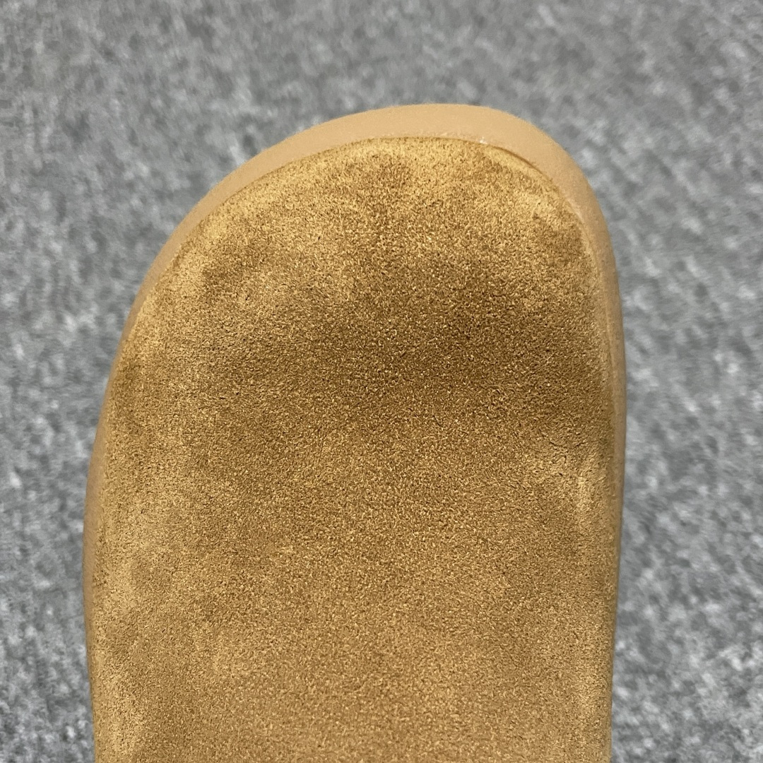 图片[7]-网红爆款 平台外贸专供 UGG 厚底雪地面包鞋穆勒鞋半拖鞋 小土豆 1116088 外贸平台充Z 高端零售专供品质 十年品牌制鞋代工厂生产线出品 注重每一处细节 隆丰A级真羊皮毛一体 完全遵循ZP工艺流程打造 尺码：35 36 37 38 39 40-选品中心