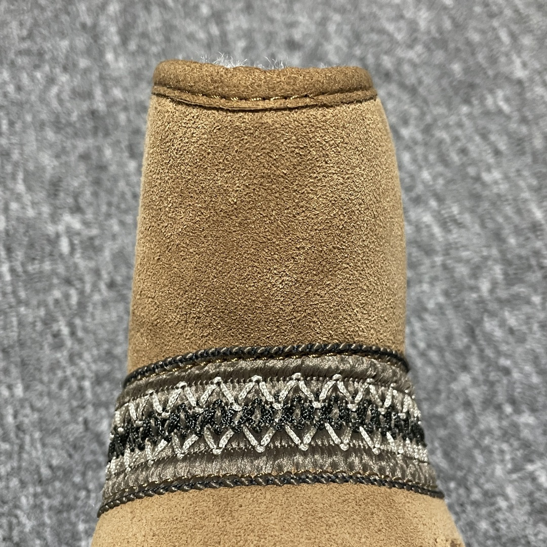 图片[9]-网红爆款 平台外贸专供 UGG 中帮雪地靴 1158262 外贸平台充Z 高端零售专供品质 十年品牌制鞋代工厂生产线出品 注重每一处细节 隆丰A级真羊皮毛一体 完全遵循ZP工艺流程打造 尺码：35 36 37 38 39 40-选品中心