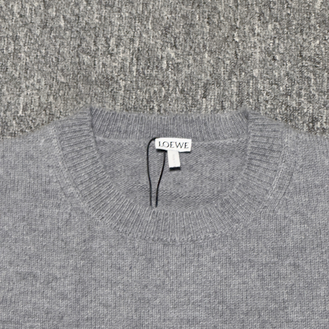 图片[2]-S# Loewe 罗意威 小刺绣羊毛圆领毛衣 真正原版购入开发 高端零售专供 品质保证 100%放心出街 尺码：S M L-选品中心