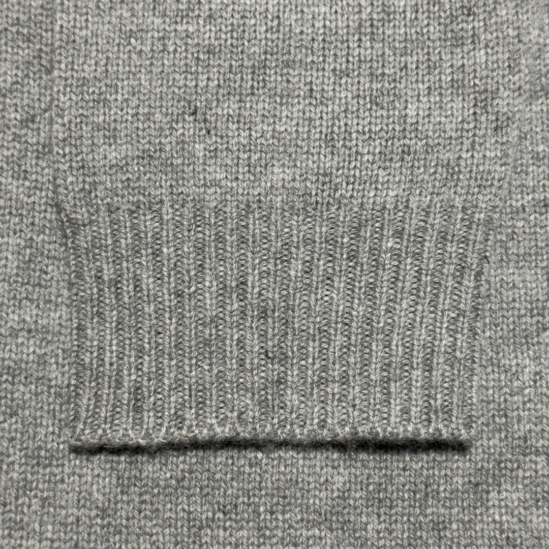 图片[4]-S# Loewe 罗意威 小刺绣羊毛圆领毛衣 真正原版购入开发 高端零售专供 品质保证 100%放心出街 尺码：S M L-选品中心