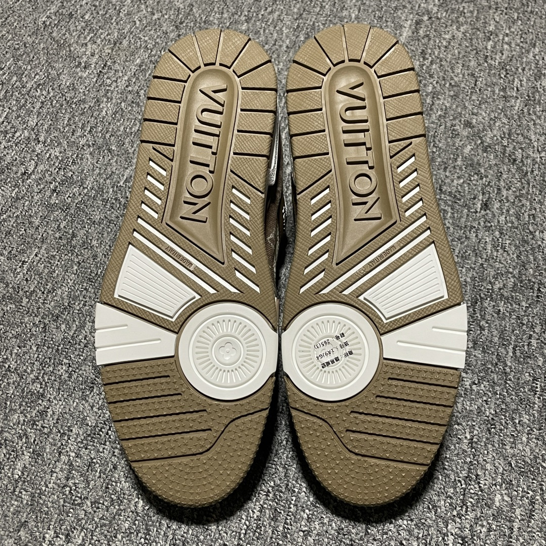 图片[3]-Louis Vuitton 路易威登 LV Trainer 低帮休闲板鞋 海淘代购同渠道品质 高端零售 外贸充正专供 原版购入开发 ZP级全套包装 完美楦型 正确卡色 大底TPU 质感媲美原版 细节与原版一致 请注意区分市面通货材 尺码：35 36 37 38 39 40 41 42 43 44 45 46-选品中心