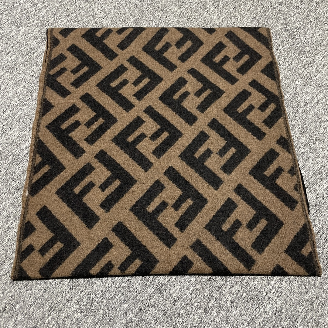 图片[3]-S# Fendi 芬迪 FF 羊毛提花围巾 高端零售专供 原版开发 品质保证 100%放心出街 材质：奢牌级“温柔铠甲” 严选澳洲美利奴羊毛×阿尔巴斯山羊绒黄金混纺，纤维细度堪比发丝1/5，触肤瞬间如坠云絮。秋冬交替时，克重经上百次调试——既能在微凉秋风中锁住暖意，又能于凛冽寒冬里化作贴身暖甲，轻若无物却暖如拥阳 工艺：毫米间的奢品密码 从纱线到成品，每一步都踩着“复刻原版”的精准刻度 老花织造：采用「双面提花工艺」，织机以0.1mm级精度复刻FF纹样的交错韵律，深棕与墨黑的撞色如油画笔触，立体浮雕感让老花在光影下“呼吸” 流苏艺术：每根流苏经“三梳三定”工序，长度误差≤1mm，手工捻制后自然垂坠，行走时随步伐轻晃，是静态围巾里藏着的动态诗意 边缘锁边：隐形包边技术让锁边如“隐形铠甲”，经5次水洗测试仍挺括如新，告别脱线变形，将奢侈品的“耐看度”刻进基因 复刻：从“形似”到“神同” 不止是纹样1：1，更是工艺精神的复刻： 色彩校准：采用Pantone奢侈品专属色卡，与专柜款色差＜0.5%； 织机参数：复刻米兰工坊老织机的转速、张力，让纱线捻度、纹路疏密分毫不差； 品控细节：每条围巾经7道质检，从毛边处理到流苏根数，皆对标专柜标准。 秋风掠过肩头时，它是风格的注脚；商务会晤间，它是低调的奢华暗号。当你指尖抚过提花的立体纹路，触摸到的不仅是顶级材质的温度，更是百年品牌对工艺的偏执坚守——这，才是复刻的意义 ⚠清洗建议：由于羊毛的材质特性，尽量干洗，尽量干洗，暴力机洗会出现缩水情况 ！如果觉得干洗一次太贵，有耐心的朋友也可以手洗，一定要冷水，且不能手搓！清洗后第一时间压干（不会滴水的程度）设计不能拧干！不能拧干！-选品中心