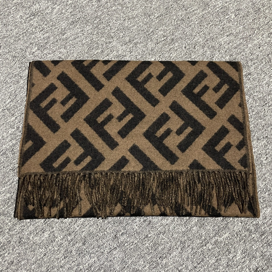 图片[2]-S# Fendi 芬迪 FF 羊毛提花围巾 高端零售专供 原版开发 品质保证 100%放心出街 材质：奢牌级“温柔铠甲” 严选澳洲美利奴羊毛×阿尔巴斯山羊绒黄金混纺，纤维细度堪比发丝1/5，触肤瞬间如坠云絮。秋冬交替时，克重经上百次调试——既能在微凉秋风中锁住暖意，又能于凛冽寒冬里化作贴身暖甲，轻若无物却暖如拥阳 工艺：毫米间的奢品密码 从纱线到成品，每一步都踩着“复刻原版”的精准刻度 老花织造：采用「双面提花工艺」，织机以0.1mm级精度复刻FF纹样的交错韵律，深棕与墨黑的撞色如油画笔触，立体浮雕感让老花在光影下“呼吸” 流苏艺术：每根流苏经“三梳三定”工序，长度误差≤1mm，手工捻制后自然垂坠，行走时随步伐轻晃，是静态围巾里藏着的动态诗意 边缘锁边：隐形包边技术让锁边如“隐形铠甲”，经5次水洗测试仍挺括如新，告别脱线变形，将奢侈品的“耐看度”刻进基因 复刻：从“形似”到“神同” 不止是纹样1：1，更是工艺精神的复刻： 色彩校准：采用Pantone奢侈品专属色卡，与专柜款色差＜0.5%； 织机参数：复刻米兰工坊老织机的转速、张力，让纱线捻度、纹路疏密分毫不差； 品控细节：每条围巾经7道质检，从毛边处理到流苏根数，皆对标专柜标准。 秋风掠过肩头时，它是风格的注脚；商务会晤间，它是低调的奢华暗号。当你指尖抚过提花的立体纹路，触摸到的不仅是顶级材质的温度，更是百年品牌对工艺的偏执坚守——这，才是复刻的意义 ⚠清洗建议：由于羊毛的材质特性，尽量干洗，尽量干洗，暴力机洗会出现缩水情况 ！如果觉得干洗一次太贵，有耐心的朋友也可以手洗，一定要冷水，且不能手搓！清洗后第一时间压干（不会滴水的程度）设计不能拧干！不能拧干！-选品中心