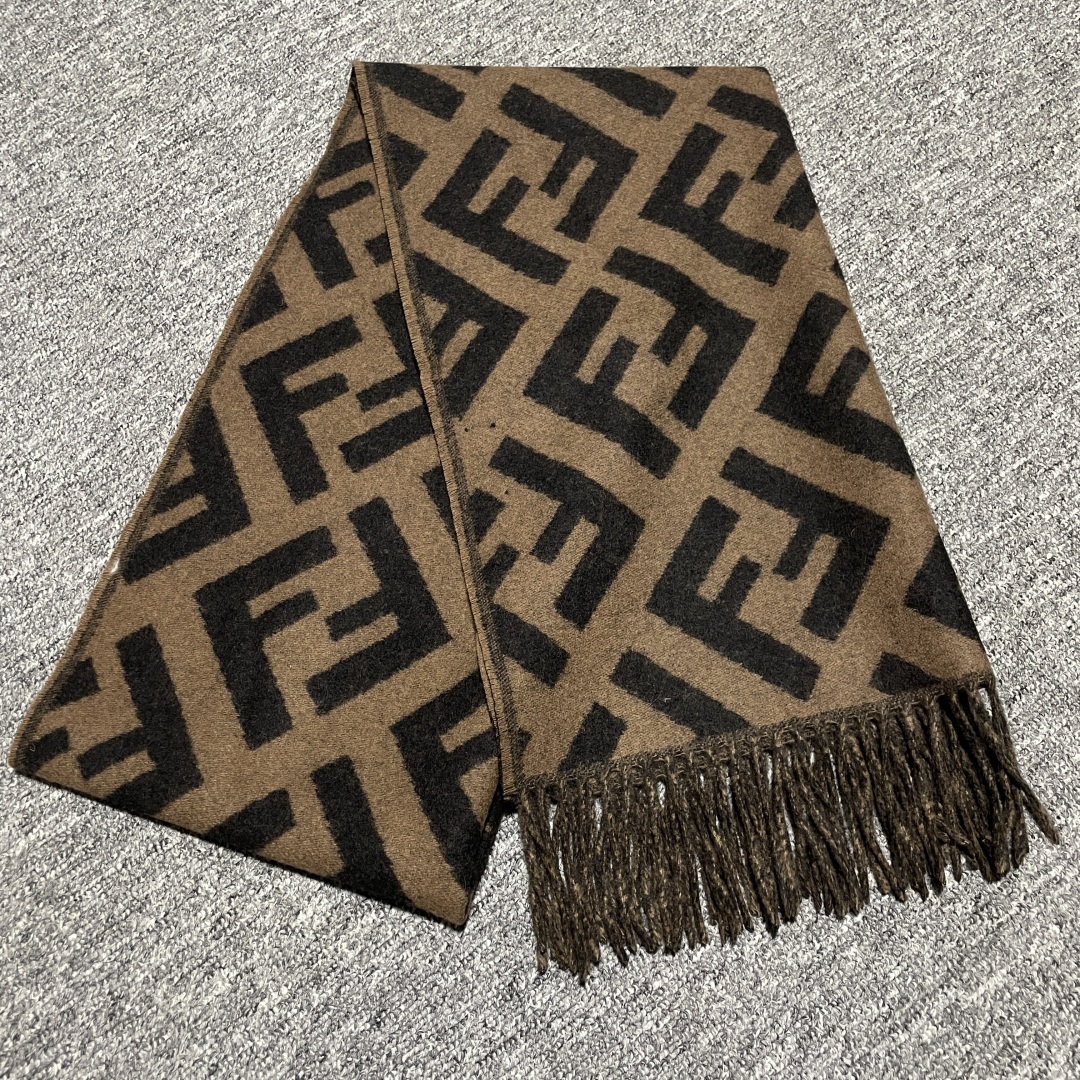 图片[6]-S# Fendi 芬迪 FF 羊毛提花围巾 高端零售专供 原版开发 品质保证 100%放心出街 材质：奢牌级“温柔铠甲” 严选澳洲美利奴羊毛×阿尔巴斯山羊绒黄金混纺，纤维细度堪比发丝1/5，触肤瞬间如坠云絮。秋冬交替时，克重经上百次调试——既能在微凉秋风中锁住暖意，又能于凛冽寒冬里化作贴身暖甲，轻若无物却暖如拥阳 工艺：毫米间的奢品密码 从纱线到成品，每一步都踩着“复刻原版”的精准刻度 老花织造：采用「双面提花工艺」，织机以0.1mm级精度复刻FF纹样的交错韵律，深棕与墨黑的撞色如油画笔触，立体浮雕感让老花在光影下“呼吸” 流苏艺术：每根流苏经“三梳三定”工序，长度误差≤1mm，手工捻制后自然垂坠，行走时随步伐轻晃，是静态围巾里藏着的动态诗意 边缘锁边：隐形包边技术让锁边如“隐形铠甲”，经5次水洗测试仍挺括如新，告别脱线变形，将奢侈品的“耐看度”刻进基因 复刻：从“形似”到“神同” 不止是纹样1：1，更是工艺精神的复刻： 色彩校准：采用Pantone奢侈品专属色卡，与专柜款色差＜0.5%； 织机参数：复刻米兰工坊老织机的转速、张力，让纱线捻度、纹路疏密分毫不差； 品控细节：每条围巾经7道质检，从毛边处理到流苏根数，皆对标专柜标准。 秋风掠过肩头时，它是风格的注脚；商务会晤间，它是低调的奢华暗号。当你指尖抚过提花的立体纹路，触摸到的不仅是顶级材质的温度，更是百年品牌对工艺的偏执坚守——这，才是复刻的意义 ⚠清洗建议：由于羊毛的材质特性，尽量干洗，尽量干洗，暴力机洗会出现缩水情况 ！如果觉得干洗一次太贵，有耐心的朋友也可以手洗，一定要冷水，且不能手搓！清洗后第一时间压干（不会滴水的程度）设计不能拧干！不能拧干！-选品中心