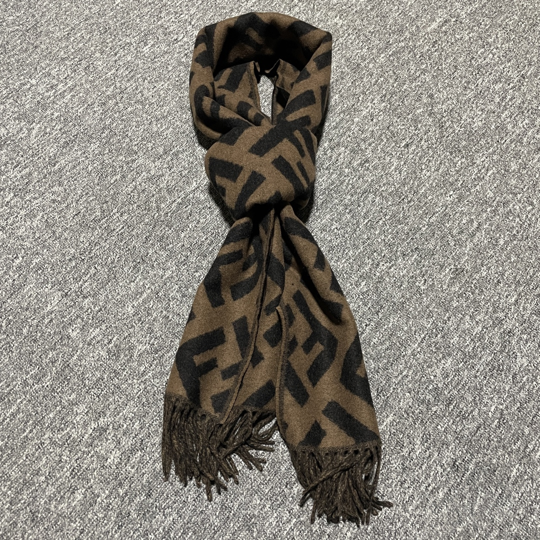 图片[8]-S# Fendi 芬迪 FF 羊毛提花围巾 高端零售专供 原版开发 品质保证 100%放心出街 材质：奢牌级“温柔铠甲” 严选澳洲美利奴羊毛×阿尔巴斯山羊绒黄金混纺，纤维细度堪比发丝1/5，触肤瞬间如坠云絮。秋冬交替时，克重经上百次调试——既能在微凉秋风中锁住暖意，又能于凛冽寒冬里化作贴身暖甲，轻若无物却暖如拥阳 工艺：毫米间的奢品密码 从纱线到成品，每一步都踩着“复刻原版”的精准刻度 老花织造：采用「双面提花工艺」，织机以0.1mm级精度复刻FF纹样的交错韵律，深棕与墨黑的撞色如油画笔触，立体浮雕感让老花在光影下“呼吸” 流苏艺术：每根流苏经“三梳三定”工序，长度误差≤1mm，手工捻制后自然垂坠，行走时随步伐轻晃，是静态围巾里藏着的动态诗意 边缘锁边：隐形包边技术让锁边如“隐形铠甲”，经5次水洗测试仍挺括如新，告别脱线变形，将奢侈品的“耐看度”刻进基因 复刻：从“形似”到“神同” 不止是纹样1：1，更是工艺精神的复刻： 色彩校准：采用Pantone奢侈品专属色卡，与专柜款色差＜0.5%； 织机参数：复刻米兰工坊老织机的转速、张力，让纱线捻度、纹路疏密分毫不差； 品控细节：每条围巾经7道质检，从毛边处理到流苏根数，皆对标专柜标准。 秋风掠过肩头时，它是风格的注脚；商务会晤间，它是低调的奢华暗号。当你指尖抚过提花的立体纹路，触摸到的不仅是顶级材质的温度，更是百年品牌对工艺的偏执坚守——这，才是复刻的意义 ⚠清洗建议：由于羊毛的材质特性，尽量干洗，尽量干洗，暴力机洗会出现缩水情况 ！如果觉得干洗一次太贵，有耐心的朋友也可以手洗，一定要冷水，且不能手搓！清洗后第一时间压干（不会滴水的程度）设计不能拧干！不能拧干！-选品中心