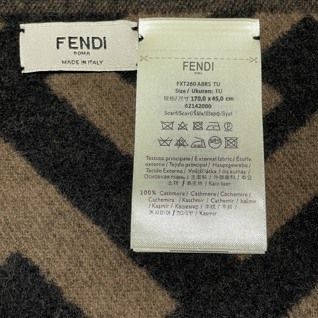 图片[9]-S# Fendi 芬迪 FF 羊毛提花围巾 高端零售专供 原版开发 品质保证 100%放心出街 材质：奢牌级“温柔铠甲” 严选澳洲美利奴羊毛×阿尔巴斯山羊绒黄金混纺，纤维细度堪比发丝1/5，触肤瞬间如坠云絮。秋冬交替时，克重经上百次调试——既能在微凉秋风中锁住暖意，又能于凛冽寒冬里化作贴身暖甲，轻若无物却暖如拥阳 工艺：毫米间的奢品密码 从纱线到成品，每一步都踩着“复刻原版”的精准刻度 老花织造：采用「双面提花工艺」，织机以0.1mm级精度复刻FF纹样的交错韵律，深棕与墨黑的撞色如油画笔触，立体浮雕感让老花在光影下“呼吸” 流苏艺术：每根流苏经“三梳三定”工序，长度误差≤1mm，手工捻制后自然垂坠，行走时随步伐轻晃，是静态围巾里藏着的动态诗意 边缘锁边：隐形包边技术让锁边如“隐形铠甲”，经5次水洗测试仍挺括如新，告别脱线变形，将奢侈品的“耐看度”刻进基因 复刻：从“形似”到“神同” 不止是纹样1：1，更是工艺精神的复刻： 色彩校准：采用Pantone奢侈品专属色卡，与专柜款色差＜0.5%； 织机参数：复刻米兰工坊老织机的转速、张力，让纱线捻度、纹路疏密分毫不差； 品控细节：每条围巾经7道质检，从毛边处理到流苏根数，皆对标专柜标准。 秋风掠过肩头时，它是风格的注脚；商务会晤间，它是低调的奢华暗号。当你指尖抚过提花的立体纹路，触摸到的不仅是顶级材质的温度，更是百年品牌对工艺的偏执坚守——这，才是复刻的意义 ⚠清洗建议：由于羊毛的材质特性，尽量干洗，尽量干洗，暴力机洗会出现缩水情况 ！如果觉得干洗一次太贵，有耐心的朋友也可以手洗，一定要冷水，且不能手搓！清洗后第一时间压干（不会滴水的程度）设计不能拧干！不能拧干！-选品中心
