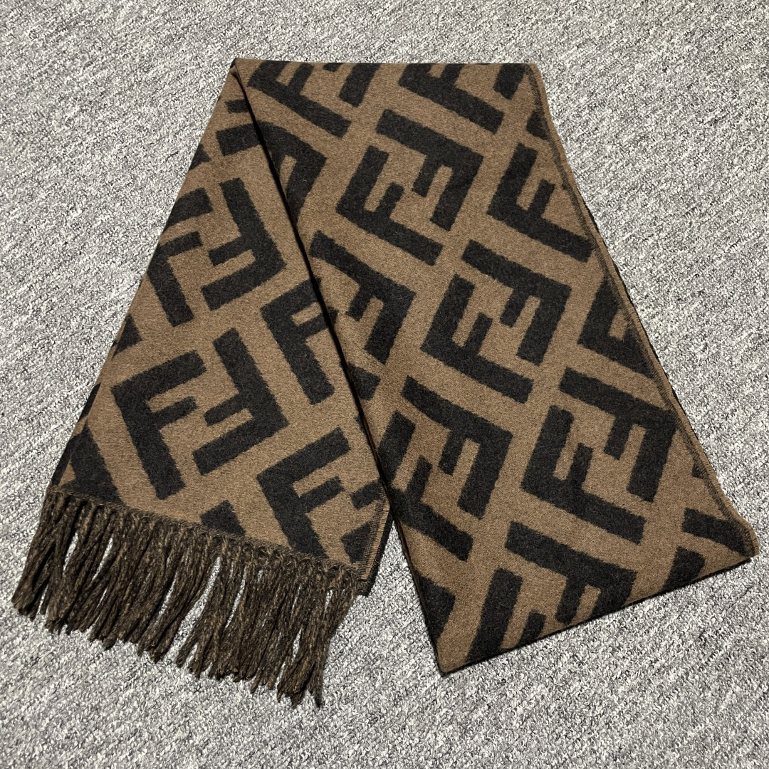 图片[4]-S# Fendi 芬迪 FF 羊毛提花围巾 高端零售专供 原版开发 品质保证 100%放心出街 材质：奢牌级“温柔铠甲” 严选澳洲美利奴羊毛×阿尔巴斯山羊绒黄金混纺，纤维细度堪比发丝1/5，触肤瞬间如坠云絮。秋冬交替时，克重经上百次调试——既能在微凉秋风中锁住暖意，又能于凛冽寒冬里化作贴身暖甲，轻若无物却暖如拥阳 工艺：毫米间的奢品密码 从纱线到成品，每一步都踩着“复刻原版”的精准刻度 老花织造：采用「双面提花工艺」，织机以0.1mm级精度复刻FF纹样的交错韵律，深棕与墨黑的撞色如油画笔触，立体浮雕感让老花在光影下“呼吸” 流苏艺术：每根流苏经“三梳三定”工序，长度误差≤1mm，手工捻制后自然垂坠，行走时随步伐轻晃，是静态围巾里藏着的动态诗意 边缘锁边：隐形包边技术让锁边如“隐形铠甲”，经5次水洗测试仍挺括如新，告别脱线变形，将奢侈品的“耐看度”刻进基因 复刻：从“形似”到“神同” 不止是纹样1：1，更是工艺精神的复刻： 色彩校准：采用Pantone奢侈品专属色卡，与专柜款色差＜0.5%； 织机参数：复刻米兰工坊老织机的转速、张力，让纱线捻度、纹路疏密分毫不差； 品控细节：每条围巾经7道质检，从毛边处理到流苏根数，皆对标专柜标准。 秋风掠过肩头时，它是风格的注脚；商务会晤间，它是低调的奢华暗号。当你指尖抚过提花的立体纹路，触摸到的不仅是顶级材质的温度，更是百年品牌对工艺的偏执坚守——这，才是复刻的意义 ⚠清洗建议：由于羊毛的材质特性，尽量干洗，尽量干洗，暴力机洗会出现缩水情况 ！如果觉得干洗一次太贵，有耐心的朋友也可以手洗，一定要冷水，且不能手搓！清洗后第一时间压干（不会滴水的程度）设计不能拧干！不能拧干！-选品中心