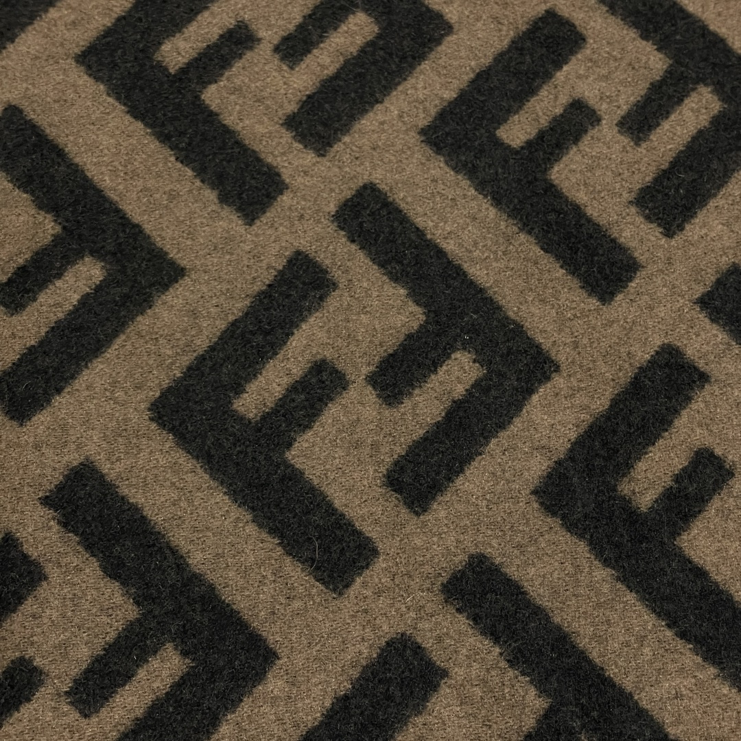 图片[5]-S# Fendi 芬迪 FF 羊毛提花围巾 高端零售专供 原版开发 品质保证 100%放心出街 材质：奢牌级“温柔铠甲” 严选澳洲美利奴羊毛×阿尔巴斯山羊绒黄金混纺，纤维细度堪比发丝1/5，触肤瞬间如坠云絮。秋冬交替时，克重经上百次调试——既能在微凉秋风中锁住暖意，又能于凛冽寒冬里化作贴身暖甲，轻若无物却暖如拥阳 工艺：毫米间的奢品密码 从纱线到成品，每一步都踩着“复刻原版”的精准刻度 老花织造：采用「双面提花工艺」，织机以0.1mm级精度复刻FF纹样的交错韵律，深棕与墨黑的撞色如油画笔触，立体浮雕感让老花在光影下“呼吸” 流苏艺术：每根流苏经“三梳三定”工序，长度误差≤1mm，手工捻制后自然垂坠，行走时随步伐轻晃，是静态围巾里藏着的动态诗意 边缘锁边：隐形包边技术让锁边如“隐形铠甲”，经5次水洗测试仍挺括如新，告别脱线变形，将奢侈品的“耐看度”刻进基因 复刻：从“形似”到“神同” 不止是纹样1：1，更是工艺精神的复刻： 色彩校准：采用Pantone奢侈品专属色卡，与专柜款色差＜0.5%； 织机参数：复刻米兰工坊老织机的转速、张力，让纱线捻度、纹路疏密分毫不差； 品控细节：每条围巾经7道质检，从毛边处理到流苏根数，皆对标专柜标准。 秋风掠过肩头时，它是风格的注脚；商务会晤间，它是低调的奢华暗号。当你指尖抚过提花的立体纹路，触摸到的不仅是顶级材质的温度，更是百年品牌对工艺的偏执坚守——这，才是复刻的意义 ⚠清洗建议：由于羊毛的材质特性，尽量干洗，尽量干洗，暴力机洗会出现缩水情况 ！如果觉得干洗一次太贵，有耐心的朋友也可以手洗，一定要冷水，且不能手搓！清洗后第一时间压干（不会滴水的程度）设计不能拧干！不能拧干！-选品中心