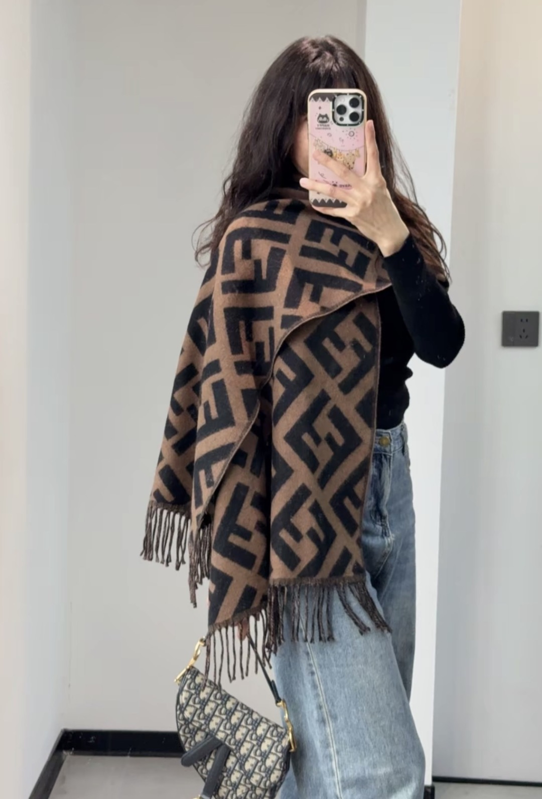 图片[4]-S# Fendi 芬迪 FF 羊毛提花围巾 高端零售专供 原版开发 品质保证 100%放心出街 材质：奢牌级“温柔铠甲” 严选澳洲美利奴羊毛×阿尔巴斯山羊绒黄金混纺，纤维细度堪比发丝1/5，触肤瞬间如坠云絮。秋冬交替时，克重经上百次调试——既能在微凉秋风中锁住暖意，又能于凛冽寒冬里化作贴身暖甲，轻若无物却暖如拥阳 工艺：毫米间的奢品密码 从纱线到成品，每一步都踩着“复刻原版”的精准刻度 老花织造：采用「双面提花工艺」，织机以0.1mm级精度复刻FF纹样的交错韵律，深棕与墨黑的撞色如油画笔触，立体浮雕感让老花在光影下“呼吸” 流苏艺术：每根流苏经“三梳三定”工序，长度误差≤1mm，手工捻制后自然垂坠，行走时随步伐轻晃，是静态围巾里藏着的动态诗意 边缘锁边：隐形包边技术让锁边如“隐形铠甲”，经5次水洗测试仍挺括如新，告别脱线变形，将奢侈品的“耐看度”刻进基因 复刻：从“形似”到“神同” 不止是纹样1：1，更是工艺精神的复刻： 色彩校准：采用Pantone奢侈品专属色卡，与专柜款色差＜0.5%； 织机参数：复刻米兰工坊老织机的转速、张力，让纱线捻度、纹路疏密分毫不差； 品控细节：每条围巾经7道质检，从毛边处理到流苏根数，皆对标专柜标准。 秋风掠过肩头时，它是风格的注脚；商务会晤间，它是低调的奢华暗号。当你指尖抚过提花的立体纹路，触摸到的不仅是顶级材质的温度，更是百年品牌对工艺的偏执坚守——这，才是复刻的意义 ⚠清洗建议：由于羊毛的材质特性，尽量干洗，尽量干洗，暴力机洗会出现缩水情况 ！如果觉得干洗一次太贵，有耐心的朋友也可以手洗，一定要冷水，且不能手搓！清洗后第一时间压干（不会滴水的程度）设计不能拧干！不能拧干！-选品中心