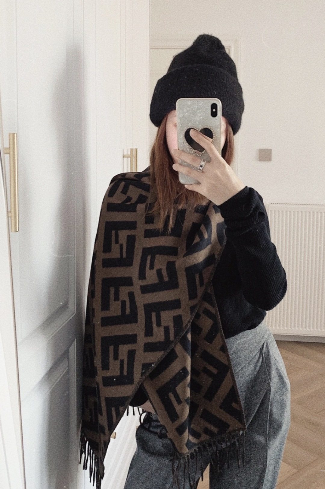 图片[6]-S# Fendi 芬迪 FF 羊毛提花围巾 高端零售专供 原版开发 品质保证 100%放心出街 材质：奢牌级“温柔铠甲” 严选澳洲美利奴羊毛×阿尔巴斯山羊绒黄金混纺，纤维细度堪比发丝1/5，触肤瞬间如坠云絮。秋冬交替时，克重经上百次调试——既能在微凉秋风中锁住暖意，又能于凛冽寒冬里化作贴身暖甲，轻若无物却暖如拥阳 工艺：毫米间的奢品密码 从纱线到成品，每一步都踩着“复刻原版”的精准刻度 老花织造：采用「双面提花工艺」，织机以0.1mm级精度复刻FF纹样的交错韵律，深棕与墨黑的撞色如油画笔触，立体浮雕感让老花在光影下“呼吸” 流苏艺术：每根流苏经“三梳三定”工序，长度误差≤1mm，手工捻制后自然垂坠，行走时随步伐轻晃，是静态围巾里藏着的动态诗意 边缘锁边：隐形包边技术让锁边如“隐形铠甲”，经5次水洗测试仍挺括如新，告别脱线变形，将奢侈品的“耐看度”刻进基因 复刻：从“形似”到“神同” 不止是纹样1：1，更是工艺精神的复刻： 色彩校准：采用Pantone奢侈品专属色卡，与专柜款色差＜0.5%； 织机参数：复刻米兰工坊老织机的转速、张力，让纱线捻度、纹路疏密分毫不差； 品控细节：每条围巾经7道质检，从毛边处理到流苏根数，皆对标专柜标准。 秋风掠过肩头时，它是风格的注脚；商务会晤间，它是低调的奢华暗号。当你指尖抚过提花的立体纹路，触摸到的不仅是顶级材质的温度，更是百年品牌对工艺的偏执坚守——这，才是复刻的意义 ⚠清洗建议：由于羊毛的材质特性，尽量干洗，尽量干洗，暴力机洗会出现缩水情况 ！如果觉得干洗一次太贵，有耐心的朋友也可以手洗，一定要冷水，且不能手搓！清洗后第一时间压干（不会滴水的程度）设计不能拧干！不能拧干！-选品中心