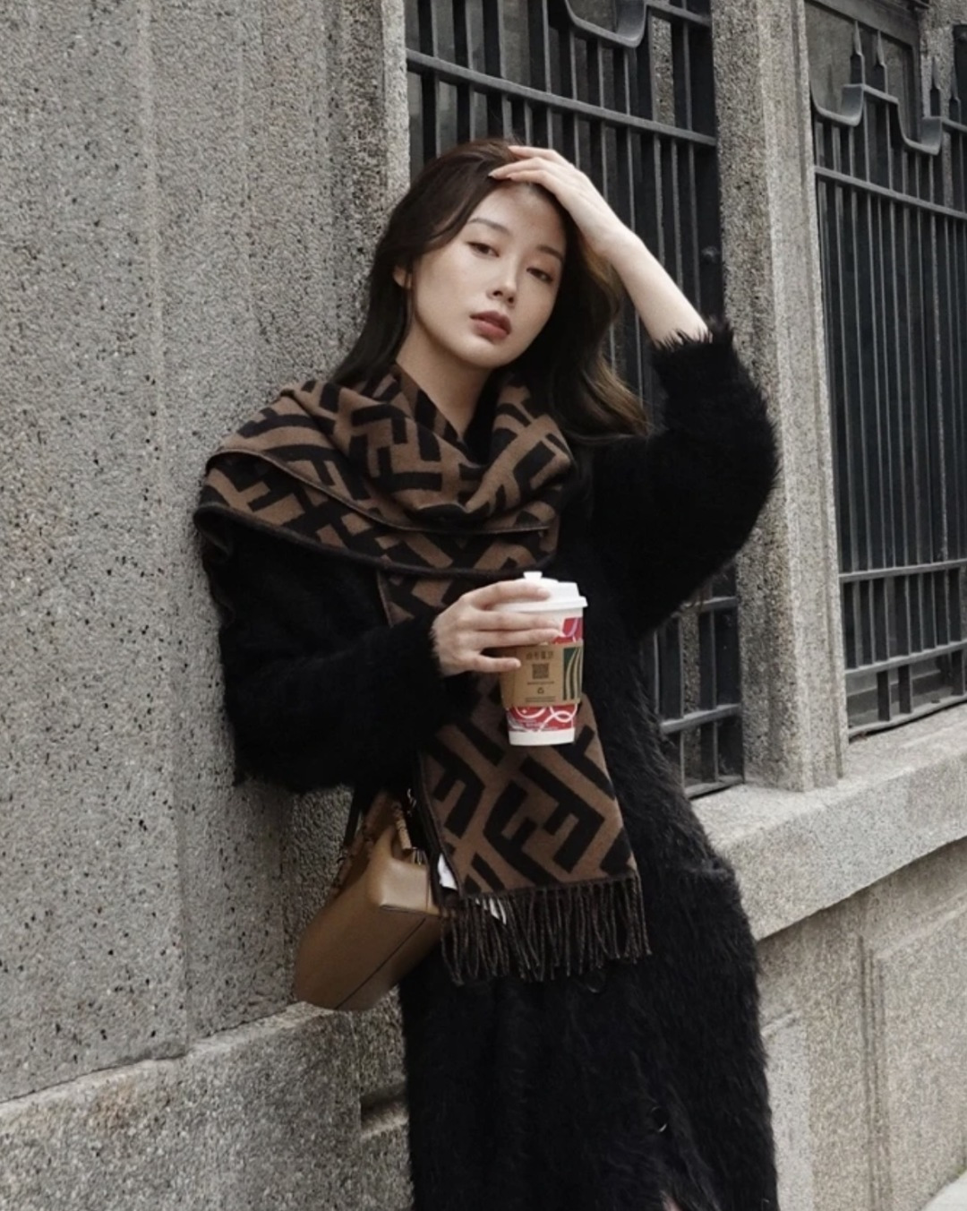 图片[2]-S# Fendi 芬迪 FF 羊毛提花围巾 高端零售专供 原版开发 品质保证 100%放心出街 材质：奢牌级“温柔铠甲” 严选澳洲美利奴羊毛×阿尔巴斯山羊绒黄金混纺，纤维细度堪比发丝1/5，触肤瞬间如坠云絮。秋冬交替时，克重经上百次调试——既能在微凉秋风中锁住暖意，又能于凛冽寒冬里化作贴身暖甲，轻若无物却暖如拥阳 工艺：毫米间的奢品密码 从纱线到成品，每一步都踩着“复刻原版”的精准刻度 老花织造：采用「双面提花工艺」，织机以0.1mm级精度复刻FF纹样的交错韵律，深棕与墨黑的撞色如油画笔触，立体浮雕感让老花在光影下“呼吸” 流苏艺术：每根流苏经“三梳三定”工序，长度误差≤1mm，手工捻制后自然垂坠，行走时随步伐轻晃，是静态围巾里藏着的动态诗意 边缘锁边：隐形包边技术让锁边如“隐形铠甲”，经5次水洗测试仍挺括如新，告别脱线变形，将奢侈品的“耐看度”刻进基因 复刻：从“形似”到“神同” 不止是纹样1：1，更是工艺精神的复刻： 色彩校准：采用Pantone奢侈品专属色卡，与专柜款色差＜0.5%； 织机参数：复刻米兰工坊老织机的转速、张力，让纱线捻度、纹路疏密分毫不差； 品控细节：每条围巾经7道质检，从毛边处理到流苏根数，皆对标专柜标准。 秋风掠过肩头时，它是风格的注脚；商务会晤间，它是低调的奢华暗号。当你指尖抚过提花的立体纹路，触摸到的不仅是顶级材质的温度，更是百年品牌对工艺的偏执坚守——这，才是复刻的意义 ⚠清洗建议：由于羊毛的材质特性，尽量干洗，尽量干洗，暴力机洗会出现缩水情况 ！如果觉得干洗一次太贵，有耐心的朋友也可以手洗，一定要冷水，且不能手搓！清洗后第一时间压干（不会滴水的程度）设计不能拧干！不能拧干！-选品中心