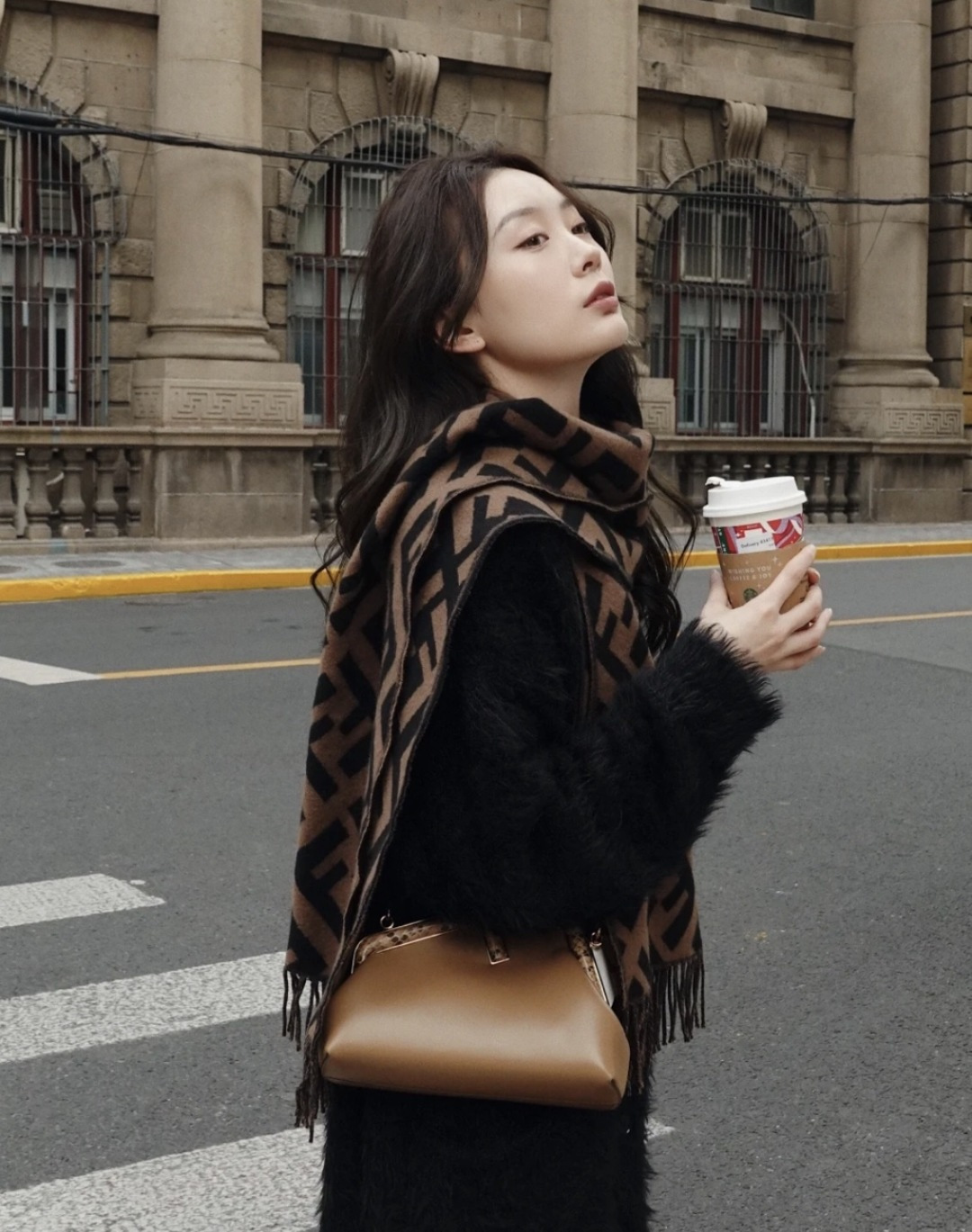 图片[3]-S# Fendi 芬迪 FF 羊毛提花围巾 高端零售专供 原版开发 品质保证 100%放心出街 材质：奢牌级“温柔铠甲” 严选澳洲美利奴羊毛×阿尔巴斯山羊绒黄金混纺，纤维细度堪比发丝1/5，触肤瞬间如坠云絮。秋冬交替时，克重经上百次调试——既能在微凉秋风中锁住暖意，又能于凛冽寒冬里化作贴身暖甲，轻若无物却暖如拥阳 工艺：毫米间的奢品密码 从纱线到成品，每一步都踩着“复刻原版”的精准刻度 老花织造：采用「双面提花工艺」，织机以0.1mm级精度复刻FF纹样的交错韵律，深棕与墨黑的撞色如油画笔触，立体浮雕感让老花在光影下“呼吸” 流苏艺术：每根流苏经“三梳三定”工序，长度误差≤1mm，手工捻制后自然垂坠，行走时随步伐轻晃，是静态围巾里藏着的动态诗意 边缘锁边：隐形包边技术让锁边如“隐形铠甲”，经5次水洗测试仍挺括如新，告别脱线变形，将奢侈品的“耐看度”刻进基因 复刻：从“形似”到“神同” 不止是纹样1：1，更是工艺精神的复刻： 色彩校准：采用Pantone奢侈品专属色卡，与专柜款色差＜0.5%； 织机参数：复刻米兰工坊老织机的转速、张力，让纱线捻度、纹路疏密分毫不差； 品控细节：每条围巾经7道质检，从毛边处理到流苏根数，皆对标专柜标准。 秋风掠过肩头时，它是风格的注脚；商务会晤间，它是低调的奢华暗号。当你指尖抚过提花的立体纹路，触摸到的不仅是顶级材质的温度，更是百年品牌对工艺的偏执坚守——这，才是复刻的意义 ⚠清洗建议：由于羊毛的材质特性，尽量干洗，尽量干洗，暴力机洗会出现缩水情况 ！如果觉得干洗一次太贵，有耐心的朋友也可以手洗，一定要冷水，且不能手搓！清洗后第一时间压干（不会滴水的程度）设计不能拧干！不能拧干！-选品中心