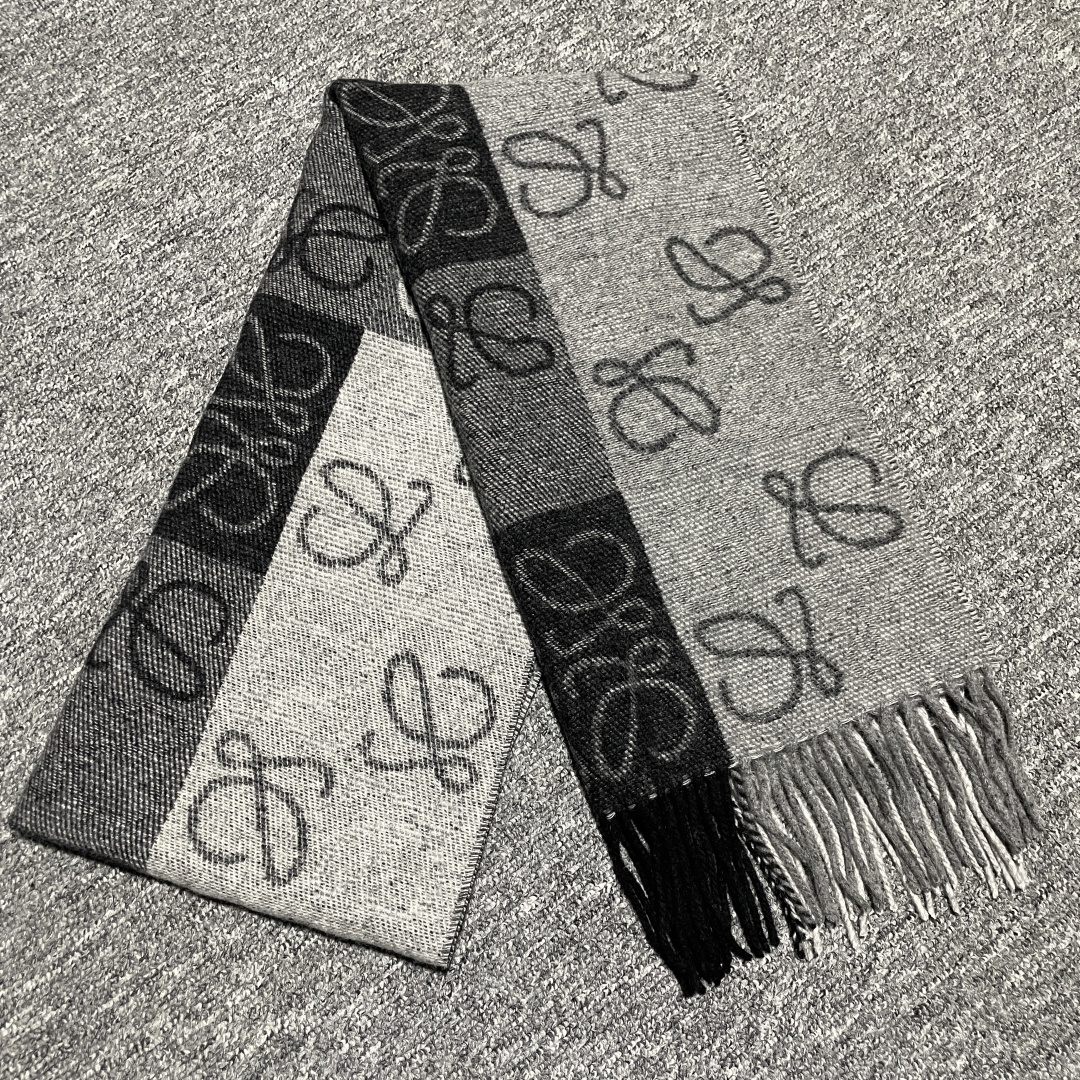 图片[5]-S# Loewe 罗意威 Anagram 羊毛提花围巾 高端零售专供 原版开发 品质保证 100%放心出街 原版定织定染羊绒加羊毛纱线，混纺纱线颜色无差异 包括针织工艺同步一致 区别市面涤纶丝棉品质 整体围巾采用三色定织羊毛纱线 看似繁杂颜色纱线拼接 实则是两重面重叠纺纱 辅料系列也可吊打市面所有牛马版本 市面上有多少看图做货和那些不把辅料当回事的 单是一个rb订制织唛领标就足以区分高低 ⚠清洗建议：由于羊毛的材质特性，尽量干洗，尽量干洗，暴力机洗会出现缩水情况 ！如果觉得干洗，一次太贵，有耐心的朋友也可以手洗，一定要冷水，且不能手搓！清洗后第一时间压干（不会滴水的程度）不能拧干！不能拧干！-选品中心