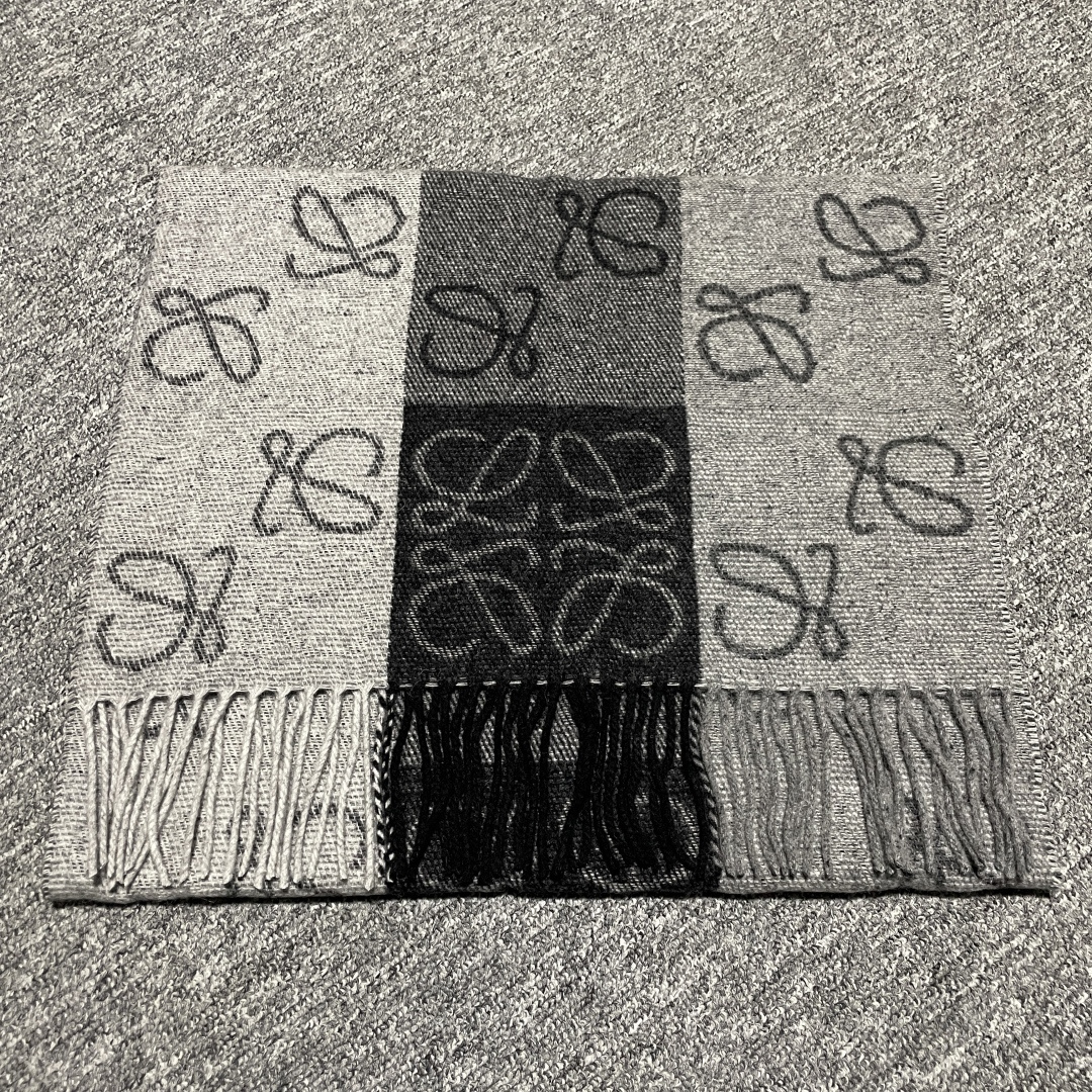 图片[4]-S# Loewe 罗意威 Anagram 羊毛提花围巾 高端零售专供 原版开发 品质保证 100%放心出街 原版定织定染羊绒加羊毛纱线，混纺纱线颜色无差异 包括针织工艺同步一致 区别市面涤纶丝棉品质 整体围巾采用三色定织羊毛纱线 看似繁杂颜色纱线拼接 实则是两重面重叠纺纱 辅料系列也可吊打市面所有牛马版本 市面上有多少看图做货和那些不把辅料当回事的 单是一个rb订制织唛领标就足以区分高低 ⚠清洗建议：由于羊毛的材质特性，尽量干洗，尽量干洗，暴力机洗会出现缩水情况 ！如果觉得干洗，一次太贵，有耐心的朋友也可以手洗，一定要冷水，且不能手搓！清洗后第一时间压干（不会滴水的程度）不能拧干！不能拧干！-选品中心