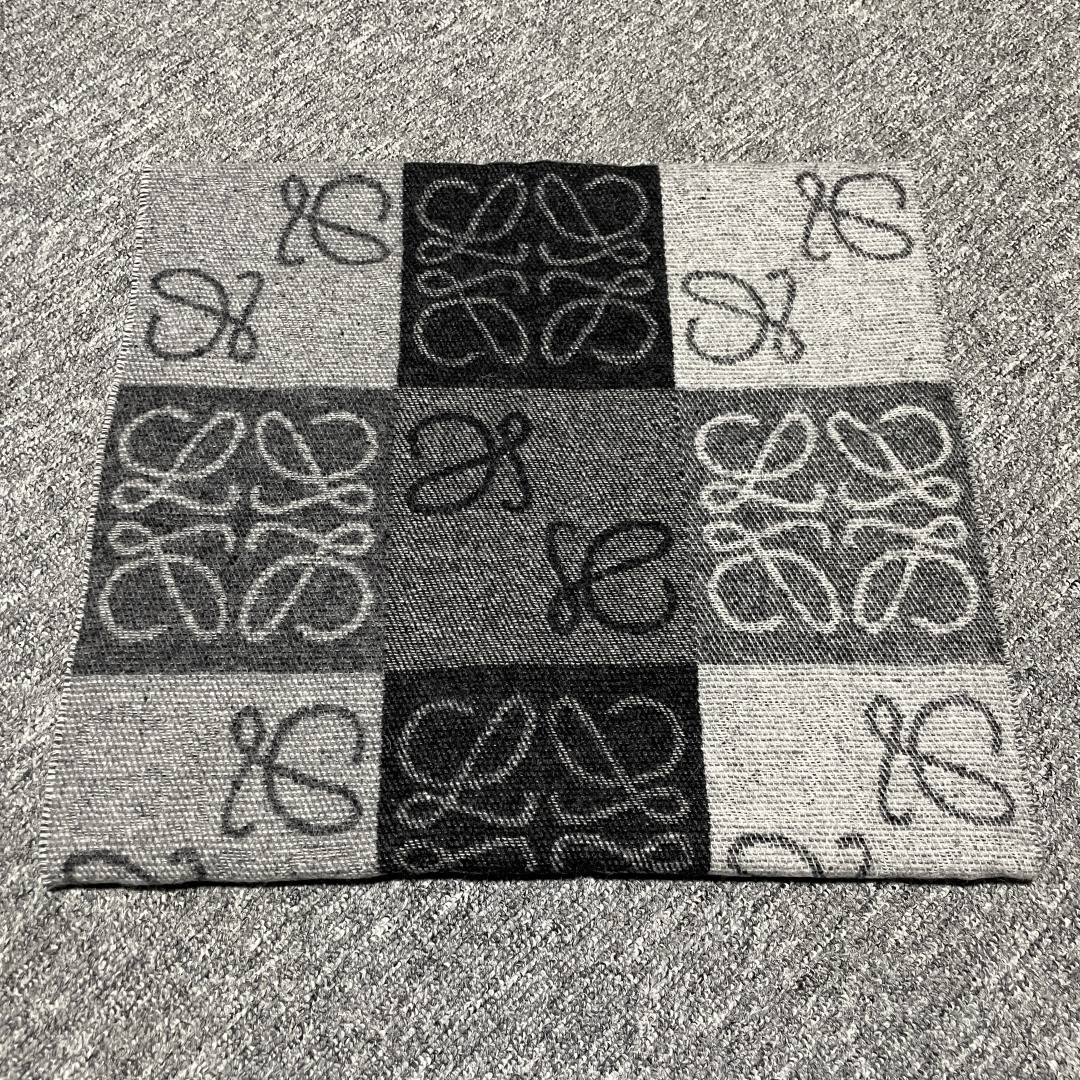 图片[6]-S# Loewe 罗意威 Anagram 羊毛提花围巾 高端零售专供 原版开发 品质保证 100%放心出街 原版定织定染羊绒加羊毛纱线，混纺纱线颜色无差异 包括针织工艺同步一致 区别市面涤纶丝棉品质 整体围巾采用三色定织羊毛纱线 看似繁杂颜色纱线拼接 实则是两重面重叠纺纱 辅料系列也可吊打市面所有牛马版本 市面上有多少看图做货和那些不把辅料当回事的 单是一个rb订制织唛领标就足以区分高低 ⚠清洗建议：由于羊毛的材质特性，尽量干洗，尽量干洗，暴力机洗会出现缩水情况 ！如果觉得干洗，一次太贵，有耐心的朋友也可以手洗，一定要冷水，且不能手搓！清洗后第一时间压干（不会滴水的程度）不能拧干！不能拧干！-选品中心