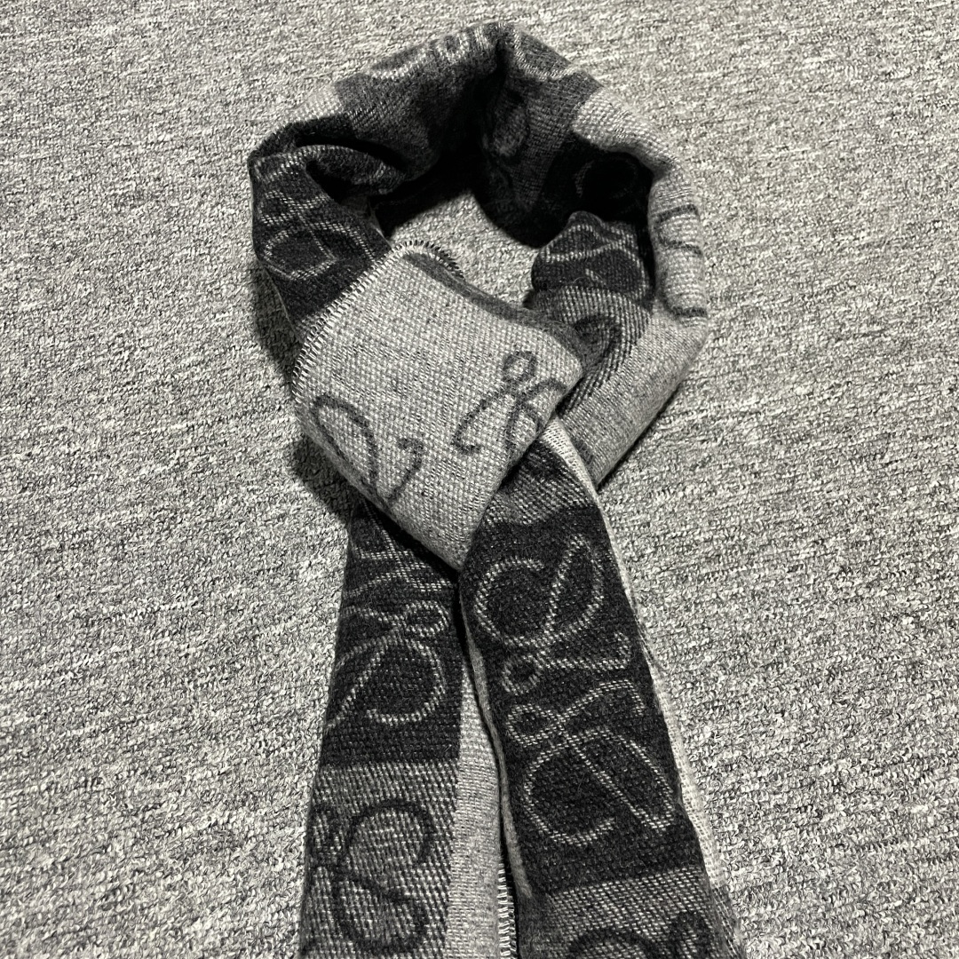 图片[9]-S# Loewe 罗意威 Anagram 羊毛提花围巾 高端零售专供 原版开发 品质保证 100%放心出街 原版定织定染羊绒加羊毛纱线，混纺纱线颜色无差异 包括针织工艺同步一致 区别市面涤纶丝棉品质 整体围巾采用三色定织羊毛纱线 看似繁杂颜色纱线拼接 实则是两重面重叠纺纱 辅料系列也可吊打市面所有牛马版本 市面上有多少看图做货和那些不把辅料当回事的 单是一个rb订制织唛领标就足以区分高低 ⚠清洗建议：由于羊毛的材质特性，尽量干洗，尽量干洗，暴力机洗会出现缩水情况 ！如果觉得干洗，一次太贵，有耐心的朋友也可以手洗，一定要冷水，且不能手搓！清洗后第一时间压干（不会滴水的程度）不能拧干！不能拧干！-选品中心