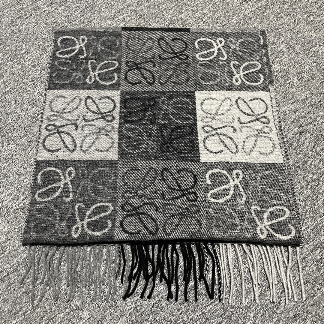 S# Loewe 罗意威 Anagram 羊毛提花围巾 高端零售专供 原版开发 品质保证 100%放心出街 原版定织定染羊绒加羊毛纱线，混纺纱线颜色无差异 包括针织工艺同步一致 区别市面涤纶丝棉品质 整体围巾采用三色定织羊毛纱线 看似繁杂颜色纱线拼接 实则是两重面重叠纺纱 辅料系列也可吊打市面所有牛马版本 市面上有多少看图做货和那些不把辅料当回事的 单是一个rb订制织唛领标就足以区分高低 ⚠清洗建议：由于羊毛的材质特性，尽量干洗，尽量干洗，暴力机洗会出现缩水情况 ！如果觉得干洗，一次太贵，有耐心的朋友也可以手洗，一定要冷水，且不能手搓！清洗后第一时间压干（不会滴水的程度）不能拧干！不能拧干！-选品中心