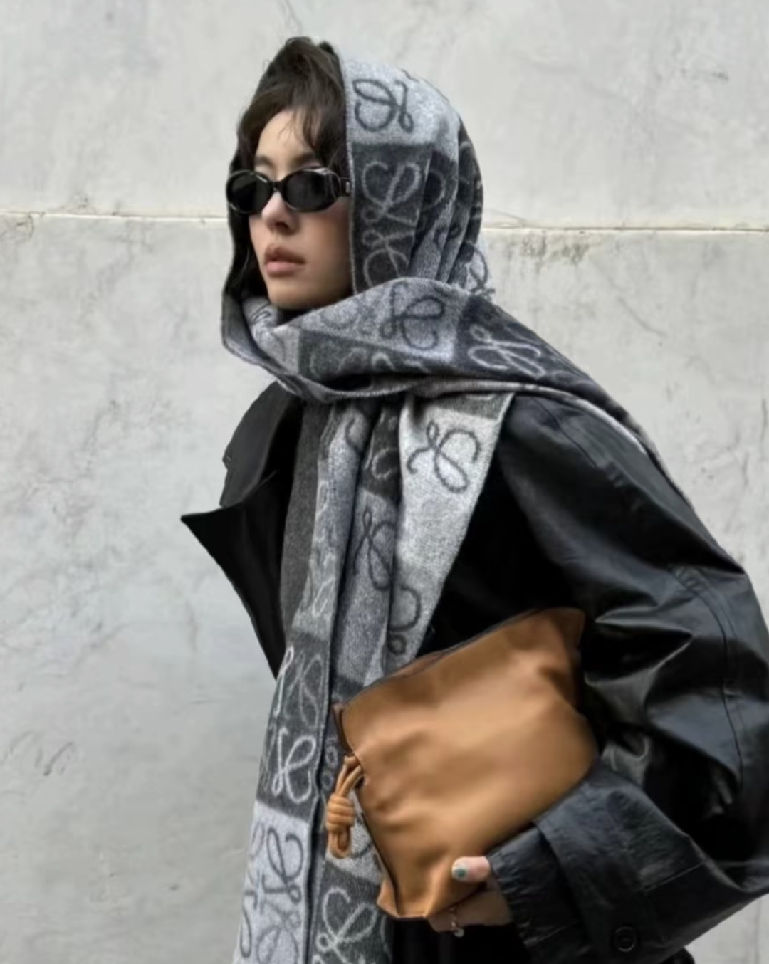 图片[2]-S# Loewe 罗意威 Anagram 羊毛提花围巾 高端零售专供 原版开发 品质保证 100%放心出街 原版定织定染羊绒加羊毛纱线，混纺纱线颜色无差异 包括针织工艺同步一致 区别市面涤纶丝棉品质 整体围巾采用三色定织羊毛纱线 看似繁杂颜色纱线拼接 实则是两重面重叠纺纱 辅料系列也可吊打市面所有牛马版本 市面上有多少看图做货和那些不把辅料当回事的 单是一个rb订制织唛领标就足以区分高低 ⚠清洗建议：由于羊毛的材质特性，尽量干洗，尽量干洗，暴力机洗会出现缩水情况 ！如果觉得干洗，一次太贵，有耐心的朋友也可以手洗，一定要冷水，且不能手搓！清洗后第一时间压干（不会滴水的程度）不能拧干！不能拧干！-选品中心