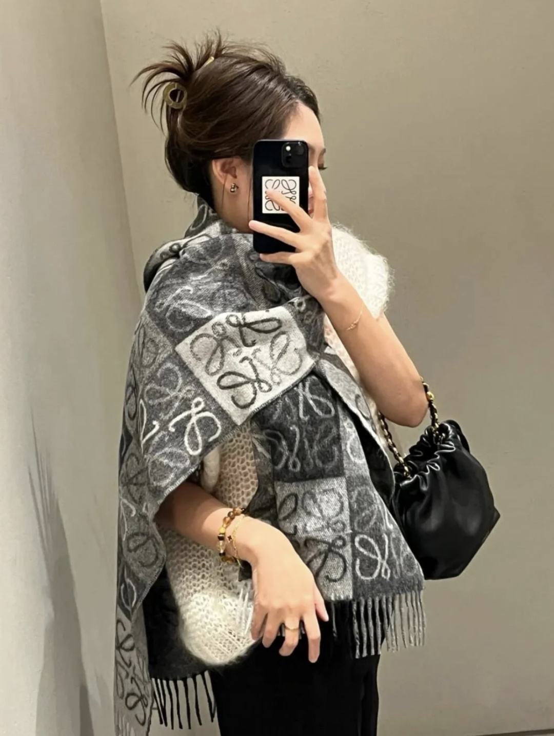 S# Loewe 罗意威 Anagram 羊毛提花围巾 高端零售专供 原版开发 品质保证 100%放心出街 原版定织定染羊绒加羊毛纱线，混纺纱线颜色无差异 包括针织工艺同步一致 区别市面涤纶丝棉品质 整体围巾采用三色定织羊毛纱线 看似繁杂颜色纱线拼接 实则是两重面重叠纺纱 辅料系列也可吊打市面所有牛马版本 市面上有多少看图做货和那些不把辅料当回事的 单是一个rb订制织唛领标就足以区分高低 ⚠清洗建议：由于羊毛的材质特性，尽量干洗，尽量干洗，暴力机洗会出现缩水情况 ！如果觉得干洗，一次太贵，有耐心的朋友也可以手洗，一定要冷水，且不能手搓！清洗后第一时间压干（不会滴水的程度）不能拧干！不能拧干！-选品中心