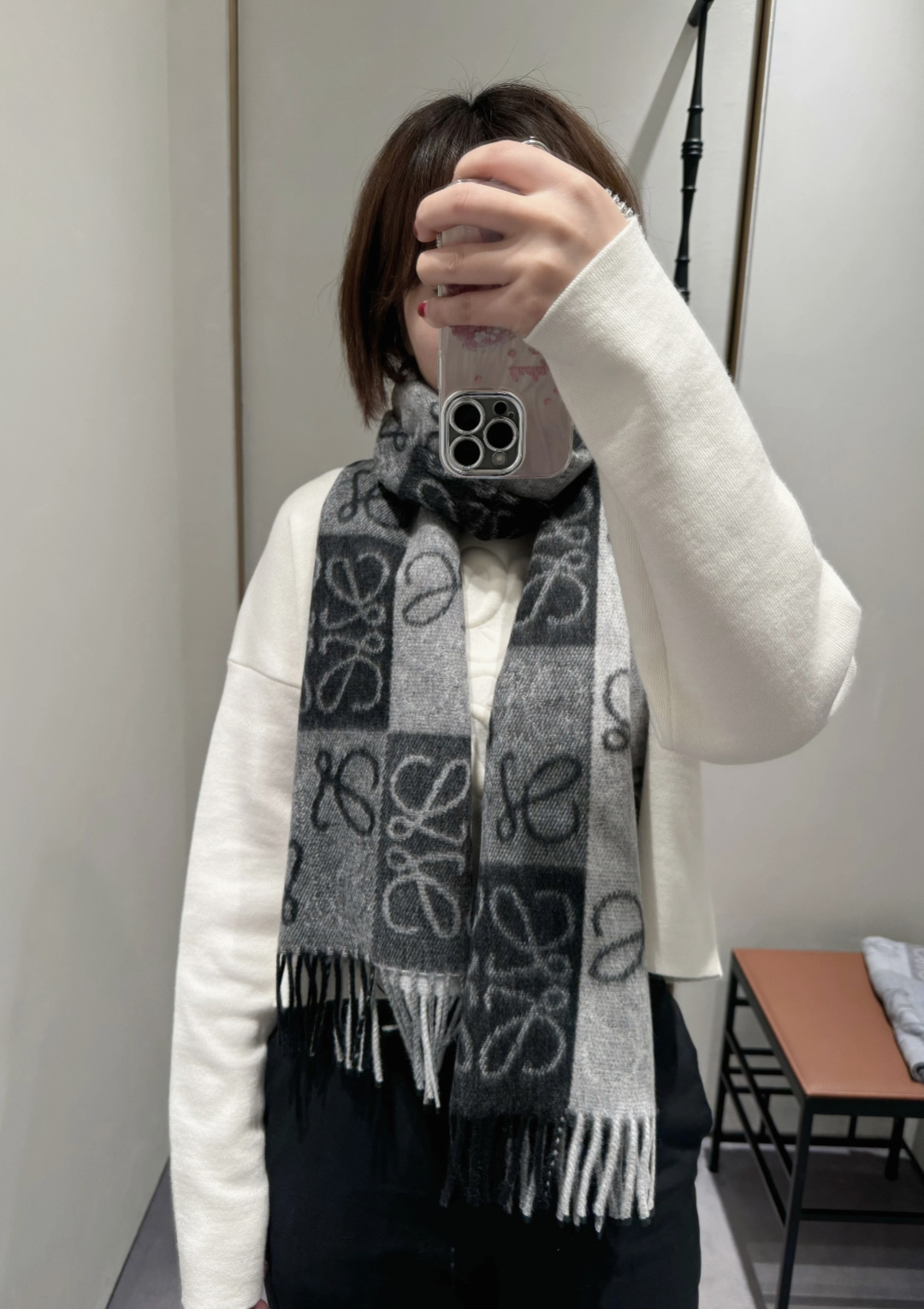 图片[7]-S# Loewe 罗意威 Anagram 羊毛提花围巾 高端零售专供 原版开发 品质保证 100%放心出街 原版定织定染羊绒加羊毛纱线，混纺纱线颜色无差异 包括针织工艺同步一致 区别市面涤纶丝棉品质 整体围巾采用三色定织羊毛纱线 看似繁杂颜色纱线拼接 实则是两重面重叠纺纱 辅料系列也可吊打市面所有牛马版本 市面上有多少看图做货和那些不把辅料当回事的 单是一个rb订制织唛领标就足以区分高低 ⚠清洗建议：由于羊毛的材质特性，尽量干洗，尽量干洗，暴力机洗会出现缩水情况 ！如果觉得干洗，一次太贵，有耐心的朋友也可以手洗，一定要冷水，且不能手搓！清洗后第一时间压干（不会滴水的程度）不能拧干！不能拧干！-选品中心