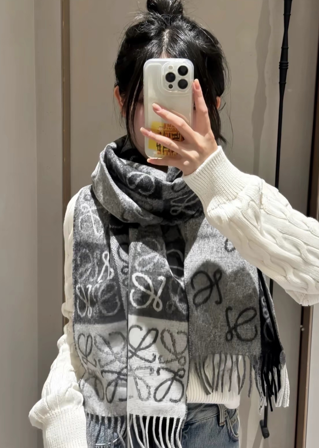 图片[9]-S# Loewe 罗意威 Anagram 羊毛提花围巾 高端零售专供 原版开发 品质保证 100%放心出街 原版定织定染羊绒加羊毛纱线，混纺纱线颜色无差异 包括针织工艺同步一致 区别市面涤纶丝棉品质 整体围巾采用三色定织羊毛纱线 看似繁杂颜色纱线拼接 实则是两重面重叠纺纱 辅料系列也可吊打市面所有牛马版本 市面上有多少看图做货和那些不把辅料当回事的 单是一个rb订制织唛领标就足以区分高低 ⚠清洗建议：由于羊毛的材质特性，尽量干洗，尽量干洗，暴力机洗会出现缩水情况 ！如果觉得干洗，一次太贵，有耐心的朋友也可以手洗，一定要冷水，且不能手搓！清洗后第一时间压干（不会滴水的程度）不能拧干！不能拧干！-选品中心