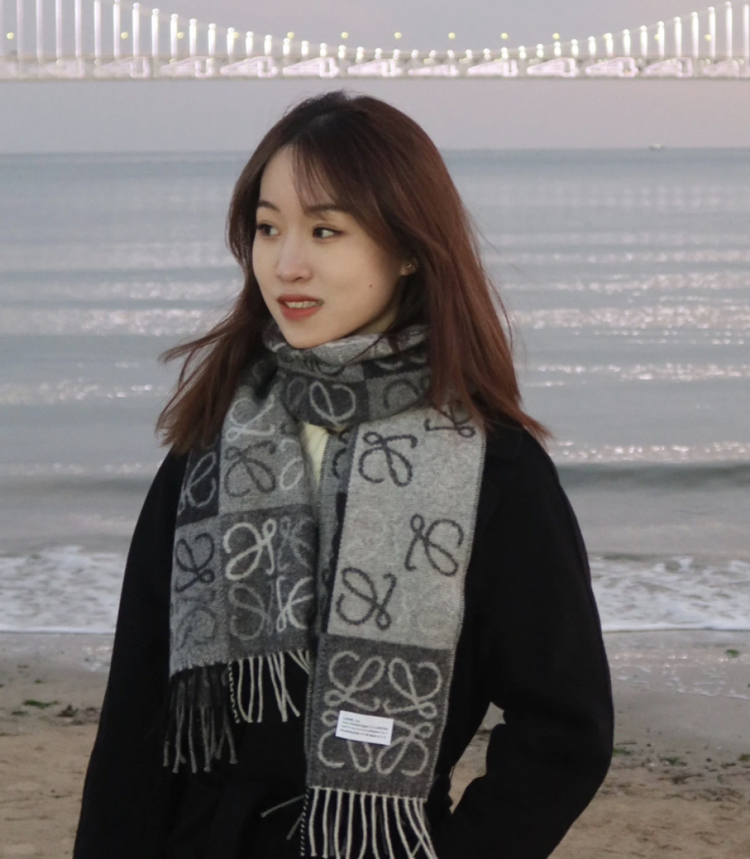 图片[3]-S# Loewe 罗意威 Anagram 羊毛提花围巾 高端零售专供 原版开发 品质保证 100%放心出街 原版定织定染羊绒加羊毛纱线，混纺纱线颜色无差异 包括针织工艺同步一致 区别市面涤纶丝棉品质 整体围巾采用三色定织羊毛纱线 看似繁杂颜色纱线拼接 实则是两重面重叠纺纱 辅料系列也可吊打市面所有牛马版本 市面上有多少看图做货和那些不把辅料当回事的 单是一个rb订制织唛领标就足以区分高低 ⚠清洗建议：由于羊毛的材质特性，尽量干洗，尽量干洗，暴力机洗会出现缩水情况 ！如果觉得干洗，一次太贵，有耐心的朋友也可以手洗，一定要冷水，且不能手搓！清洗后第一时间压干（不会滴水的程度）不能拧干！不能拧干！-选品中心