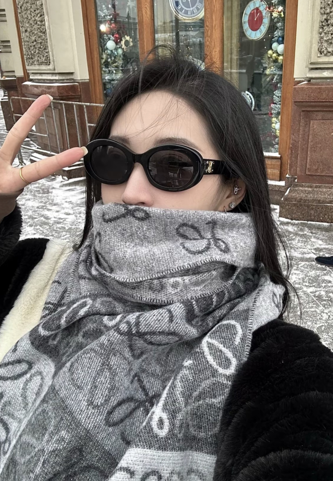 图片[8]-S# Loewe 罗意威 Anagram 羊毛提花围巾 高端零售专供 原版开发 品质保证 100%放心出街 原版定织定染羊绒加羊毛纱线，混纺纱线颜色无差异 包括针织工艺同步一致 区别市面涤纶丝棉品质 整体围巾采用三色定织羊毛纱线 看似繁杂颜色纱线拼接 实则是两重面重叠纺纱 辅料系列也可吊打市面所有牛马版本 市面上有多少看图做货和那些不把辅料当回事的 单是一个rb订制织唛领标就足以区分高低 ⚠清洗建议：由于羊毛的材质特性，尽量干洗，尽量干洗，暴力机洗会出现缩水情况 ！如果觉得干洗，一次太贵，有耐心的朋友也可以手洗，一定要冷水，且不能手搓！清洗后第一时间压干（不会滴水的程度）不能拧干！不能拧干！-选品中心