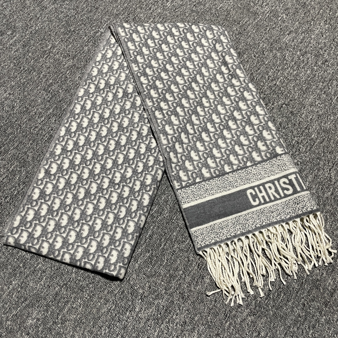 图片[2]-S# Dior 迪奥 羊毛提花围巾 高端零售专供 原版开发 品质保证 100%放心出街 原版定织定染羊绒加羊毛纱线，混纺纱线颜色无差异 包括针织工艺同步一致 区别市面涤纶丝棉品质 整体围巾采用三色定织羊毛纱线 看似繁杂颜色纱线拼接 实则是两重面重叠纺纱 辅料系列也可吊打市面所有牛马版本 市面上有多少看图做货和那些不把辅料当回事的 单是一个rb订制织唛领标就足以区分高低 ⚠清洗建议：由于羊毛的材质特性，尽量干洗，尽量干洗，暴力机洗会出现缩水情况 ！如果觉得干洗，一次太贵，有耐心的朋友也可以手洗，一定要冷水，且不能手搓！清洗后第一时间压干（不会滴水的程度）不能拧干！不能拧干！-选品中心