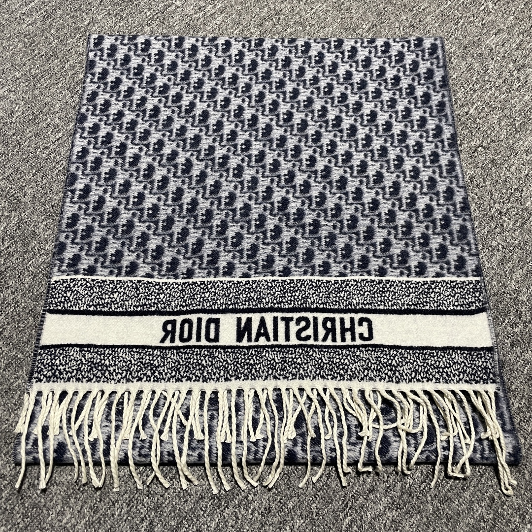 图片[4]-S# Dior 迪奥 羊毛提花围巾 高端零售专供 原版开发 品质保证 100%放心出街 原版定织定染羊绒加羊毛纱线，混纺纱线颜色无差异 包括针织工艺同步一致 区别市面涤纶丝棉品质 整体围巾采用三色定织羊毛纱线 看似繁杂颜色纱线拼接 实则是两重面重叠纺纱 辅料系列也可吊打市面所有牛马版本 市面上有多少看图做货和那些不把辅料当回事的 单是一个rb订制织唛领标就足以区分高低 ⚠清洗建议：由于羊毛的材质特性，尽量干洗，尽量干洗，暴力机洗会出现缩水情况 ！如果觉得干洗，一次太贵，有耐心的朋友也可以手洗，一定要冷水，且不能手搓！清洗后第一时间压干（不会滴水的程度）不能拧干！不能拧干！-选品中心