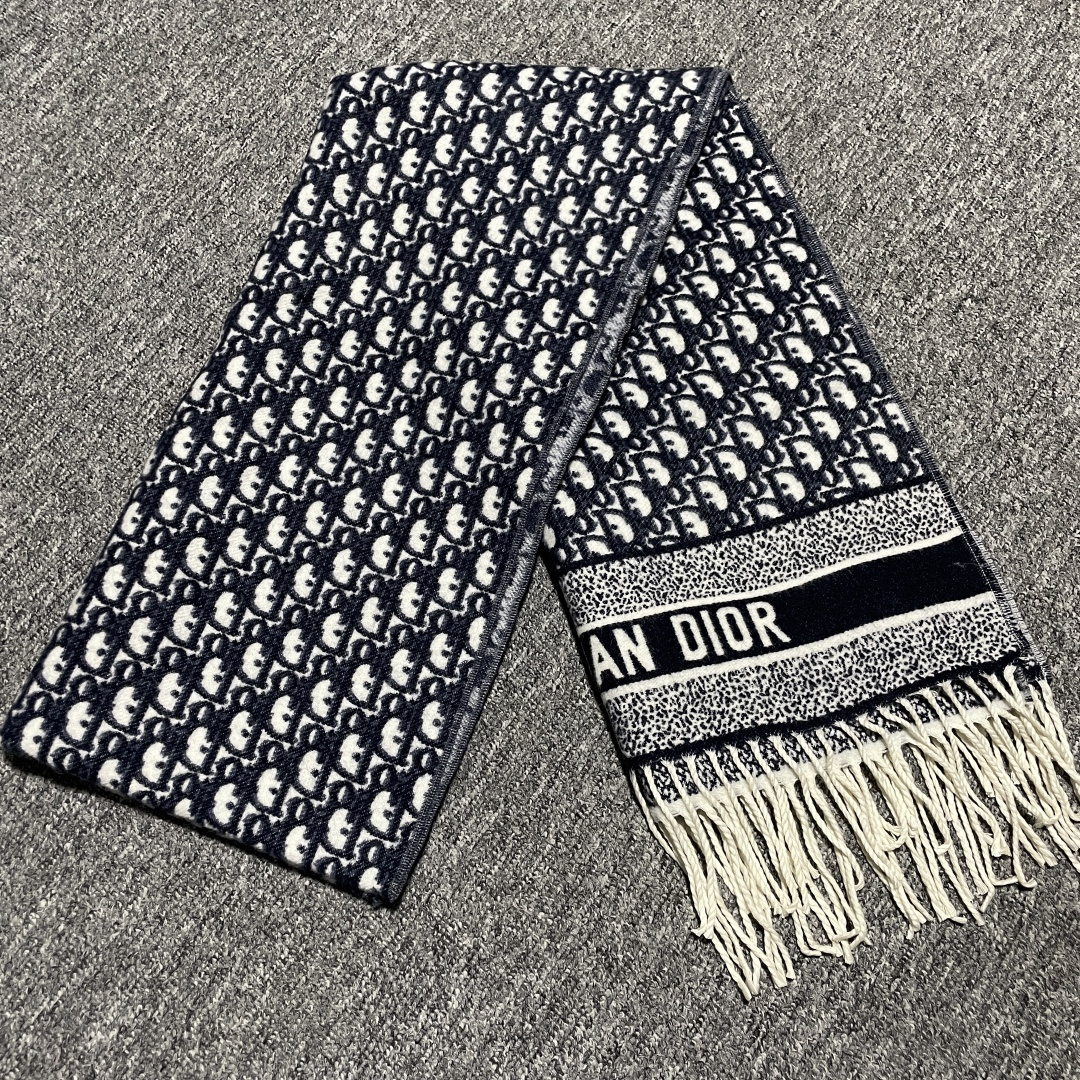 图片[2]-S# Dior 迪奥 羊毛提花围巾 高端零售专供 原版开发 品质保证 100%放心出街 原版定织定染羊绒加羊毛纱线，混纺纱线颜色无差异 包括针织工艺同步一致 区别市面涤纶丝棉品质 整体围巾采用三色定织羊毛纱线 看似繁杂颜色纱线拼接 实则是两重面重叠纺纱 辅料系列也可吊打市面所有牛马版本 市面上有多少看图做货和那些不把辅料当回事的 单是一个rb订制织唛领标就足以区分高低 ⚠清洗建议：由于羊毛的材质特性，尽量干洗，尽量干洗，暴力机洗会出现缩水情况 ！如果觉得干洗，一次太贵，有耐心的朋友也可以手洗，一定要冷水，且不能手搓！清洗后第一时间压干（不会滴水的程度）不能拧干！不能拧干！-选品中心