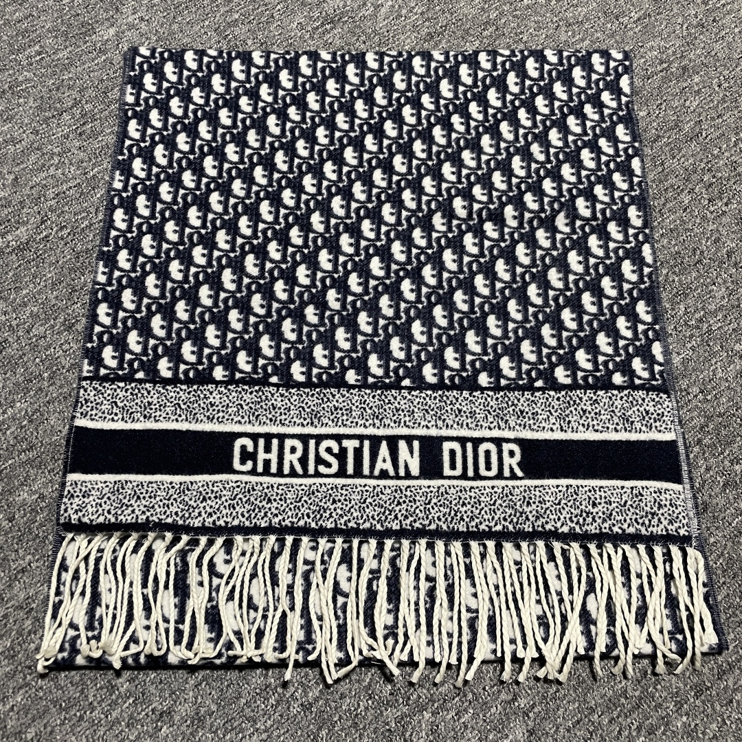 S# Dior 迪奥 羊毛提花围巾 高端零售专供 原版开发 品质保证 100%放心出街 原版定织定染羊绒加羊毛纱线，混纺纱线颜色无差异 包括针织工艺同步一致 区别市面涤纶丝棉品质 整体围巾采用三色定织羊毛纱线 看似繁杂颜色纱线拼接 实则是两重面重叠纺纱 辅料系列也可吊打市面所有牛马版本 市面上有多少看图做货和那些不把辅料当回事的 单是一个rb订制织唛领标就足以区分高低 ⚠清洗建议：由于羊毛的材质特性，尽量干洗，尽量干洗，暴力机洗会出现缩水情况 ！如果觉得干洗，一次太贵，有耐心的朋友也可以手洗，一定要冷水，且不能手搓！清洗后第一时间压干（不会滴水的程度）不能拧干！不能拧干！-选品中心