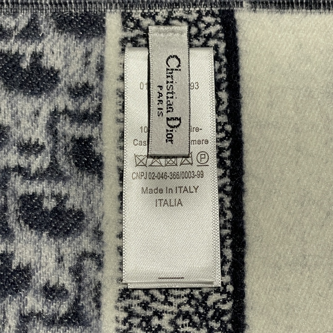 图片[9]-S# Dior 迪奥 羊毛提花围巾 高端零售专供 原版开发 品质保证 100%放心出街 原版定织定染羊绒加羊毛纱线，混纺纱线颜色无差异 包括针织工艺同步一致 区别市面涤纶丝棉品质 整体围巾采用三色定织羊毛纱线 看似繁杂颜色纱线拼接 实则是两重面重叠纺纱 辅料系列也可吊打市面所有牛马版本 市面上有多少看图做货和那些不把辅料当回事的 单是一个rb订制织唛领标就足以区分高低 ⚠清洗建议：由于羊毛的材质特性，尽量干洗，尽量干洗，暴力机洗会出现缩水情况 ！如果觉得干洗，一次太贵，有耐心的朋友也可以手洗，一定要冷水，且不能手搓！清洗后第一时间压干（不会滴水的程度）不能拧干！不能拧干！-选品中心