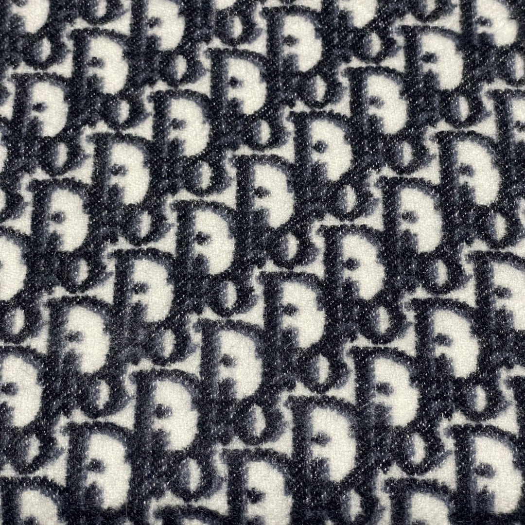 图片[6]-S# Dior 迪奥 羊毛提花围巾 高端零售专供 原版开发 品质保证 100%放心出街 原版定织定染羊绒加羊毛纱线，混纺纱线颜色无差异 包括针织工艺同步一致 区别市面涤纶丝棉品质 整体围巾采用三色定织羊毛纱线 看似繁杂颜色纱线拼接 实则是两重面重叠纺纱 辅料系列也可吊打市面所有牛马版本 市面上有多少看图做货和那些不把辅料当回事的 单是一个rb订制织唛领标就足以区分高低 ⚠清洗建议：由于羊毛的材质特性，尽量干洗，尽量干洗，暴力机洗会出现缩水情况 ！如果觉得干洗，一次太贵，有耐心的朋友也可以手洗，一定要冷水，且不能手搓！清洗后第一时间压干（不会滴水的程度）不能拧干！不能拧干！-选品中心