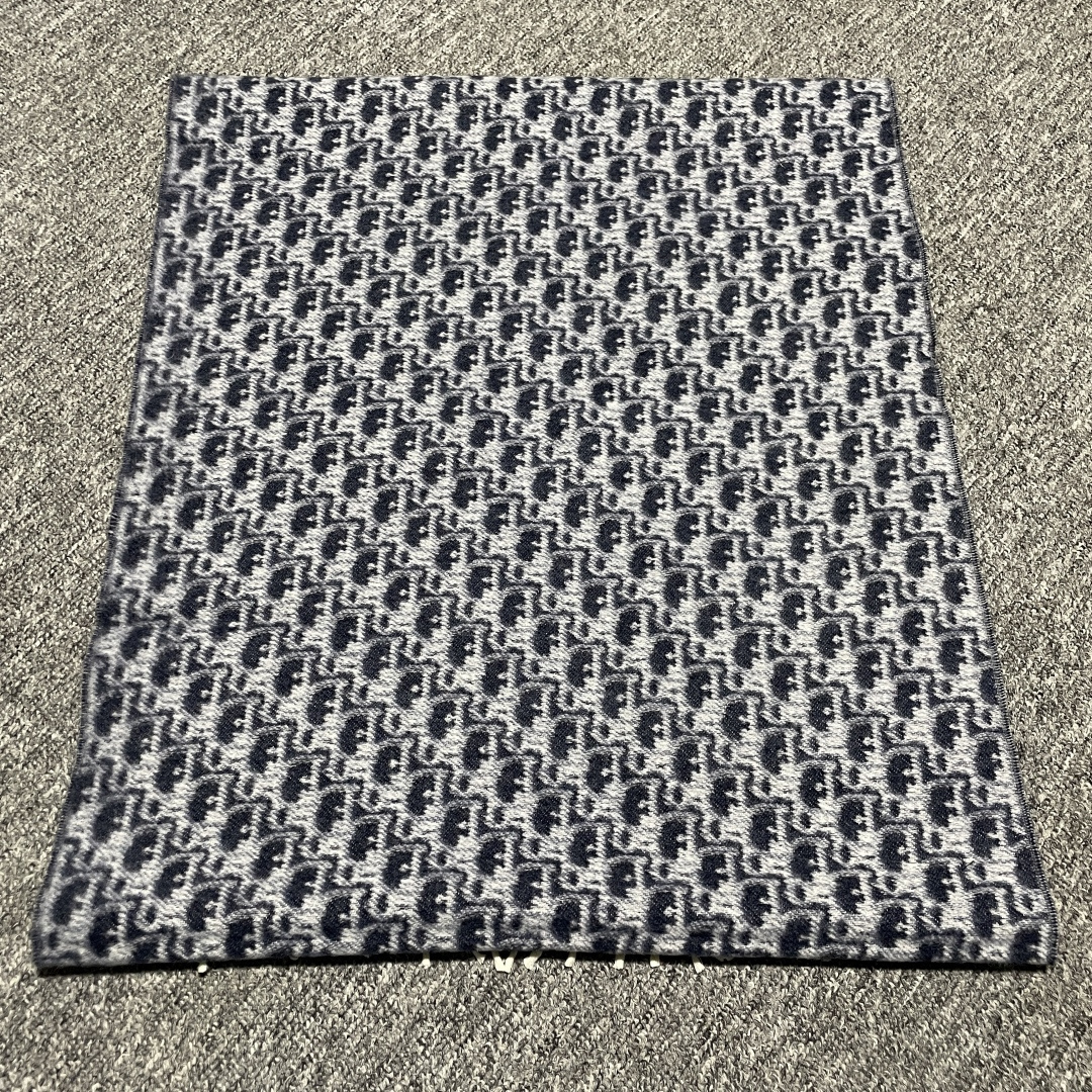 图片[7]-S# Dior 迪奥 羊毛提花围巾 高端零售专供 原版开发 品质保证 100%放心出街 原版定织定染羊绒加羊毛纱线，混纺纱线颜色无差异 包括针织工艺同步一致 区别市面涤纶丝棉品质 整体围巾采用三色定织羊毛纱线 看似繁杂颜色纱线拼接 实则是两重面重叠纺纱 辅料系列也可吊打市面所有牛马版本 市面上有多少看图做货和那些不把辅料当回事的 单是一个rb订制织唛领标就足以区分高低 ⚠清洗建议：由于羊毛的材质特性，尽量干洗，尽量干洗，暴力机洗会出现缩水情况 ！如果觉得干洗，一次太贵，有耐心的朋友也可以手洗，一定要冷水，且不能手搓！清洗后第一时间压干（不会滴水的程度）不能拧干！不能拧干！-选品中心