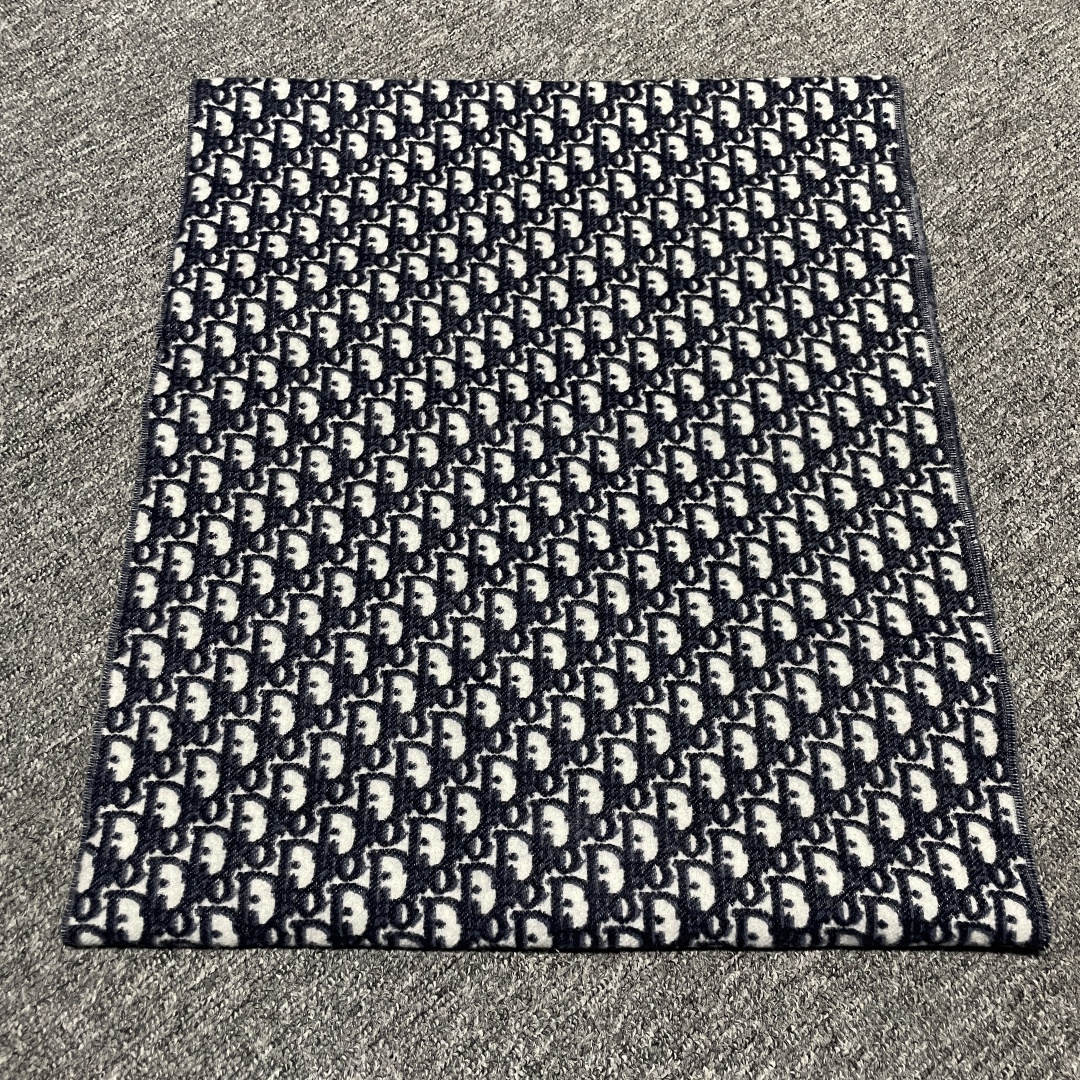 图片[3]-S# Dior 迪奥 羊毛提花围巾 高端零售专供 原版开发 品质保证 100%放心出街 原版定织定染羊绒加羊毛纱线，混纺纱线颜色无差异 包括针织工艺同步一致 区别市面涤纶丝棉品质 整体围巾采用三色定织羊毛纱线 看似繁杂颜色纱线拼接 实则是两重面重叠纺纱 辅料系列也可吊打市面所有牛马版本 市面上有多少看图做货和那些不把辅料当回事的 单是一个rb订制织唛领标就足以区分高低 ⚠清洗建议：由于羊毛的材质特性，尽量干洗，尽量干洗，暴力机洗会出现缩水情况 ！如果觉得干洗，一次太贵，有耐心的朋友也可以手洗，一定要冷水，且不能手搓！清洗后第一时间压干（不会滴水的程度）不能拧干！不能拧干！-选品中心