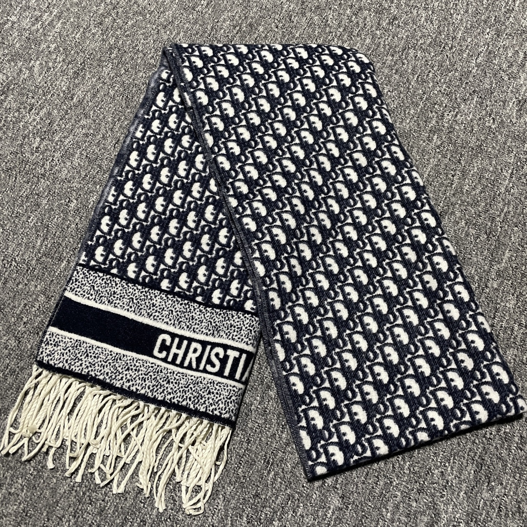 图片[5]-S# Dior 迪奥 羊毛提花围巾 高端零售专供 原版开发 品质保证 100%放心出街 原版定织定染羊绒加羊毛纱线，混纺纱线颜色无差异 包括针织工艺同步一致 区别市面涤纶丝棉品质 整体围巾采用三色定织羊毛纱线 看似繁杂颜色纱线拼接 实则是两重面重叠纺纱 辅料系列也可吊打市面所有牛马版本 市面上有多少看图做货和那些不把辅料当回事的 单是一个rb订制织唛领标就足以区分高低 ⚠清洗建议：由于羊毛的材质特性，尽量干洗，尽量干洗，暴力机洗会出现缩水情况 ！如果觉得干洗，一次太贵，有耐心的朋友也可以手洗，一定要冷水，且不能手搓！清洗后第一时间压干（不会滴水的程度）不能拧干！不能拧干！-选品中心