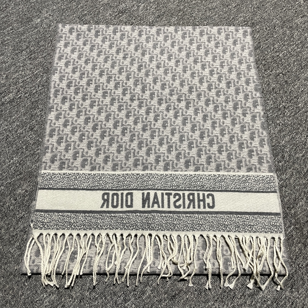 图片[3]-S# Dior 迪奥 羊毛提花围巾 高端零售专供 原版开发 品质保证 100%放心出街 原版定织定染羊绒加羊毛纱线，混纺纱线颜色无差异 包括针织工艺同步一致 区别市面涤纶丝棉品质 整体围巾采用三色定织羊毛纱线 看似繁杂颜色纱线拼接 实则是两重面重叠纺纱 辅料系列也可吊打市面所有牛马版本 市面上有多少看图做货和那些不把辅料当回事的 单是一个rb订制织唛领标就足以区分高低 ⚠清洗建议：由于羊毛的材质特性，尽量干洗，尽量干洗，暴力机洗会出现缩水情况 ！如果觉得干洗，一次太贵，有耐心的朋友也可以手洗，一定要冷水，且不能手搓！清洗后第一时间压干（不会滴水的程度）不能拧干！不能拧干！-选品中心