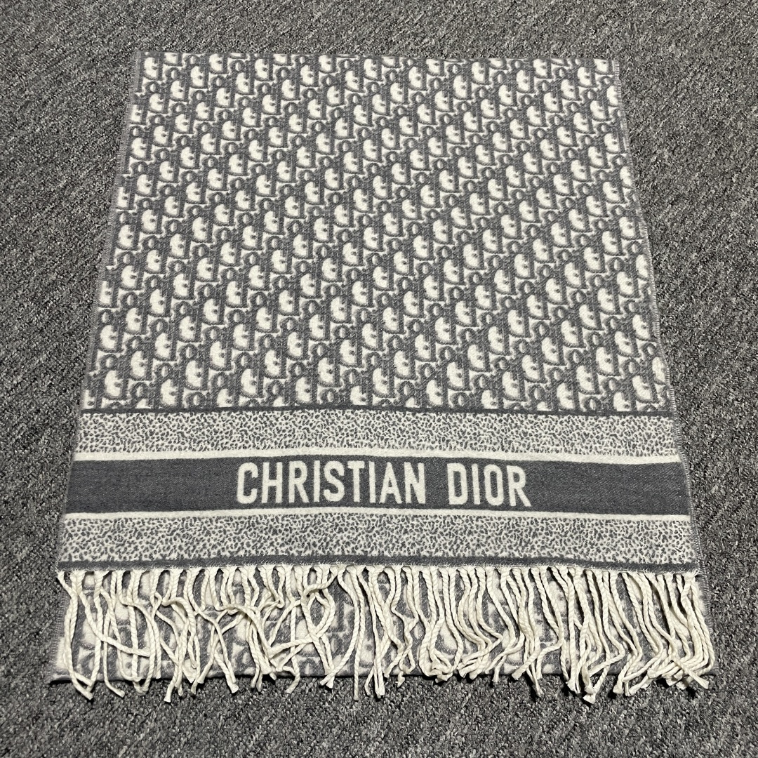S# Dior 迪奥 羊毛提花围巾 高端零售专供 原版开发 品质保证 100%放心出街 原版定织定染羊绒加羊毛纱线，混纺纱线颜色无差异 包括针织工艺同步一致 区别市面涤纶丝棉品质 整体围巾采用三色定织羊毛纱线 看似繁杂颜色纱线拼接 实则是两重面重叠纺纱 辅料系列也可吊打市面所有牛马版本 市面上有多少看图做货和那些不把辅料当回事的 单是一个rb订制织唛领标就足以区分高低 ⚠清洗建议：由于羊毛的材质特性，尽量干洗，尽量干洗，暴力机洗会出现缩水情况 ！如果觉得干洗，一次太贵，有耐心的朋友也可以手洗，一定要冷水，且不能手搓！清洗后第一时间压干（不会滴水的程度）不能拧干！不能拧干！-选品中心
